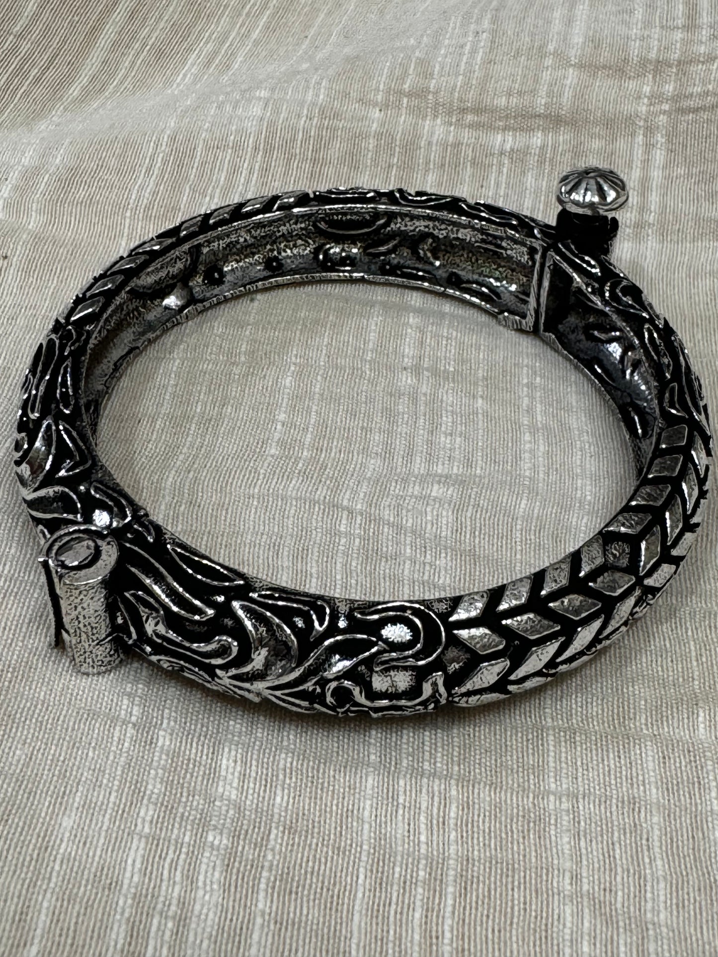 Chevron leaf design brass based glossy look openable bangle kada