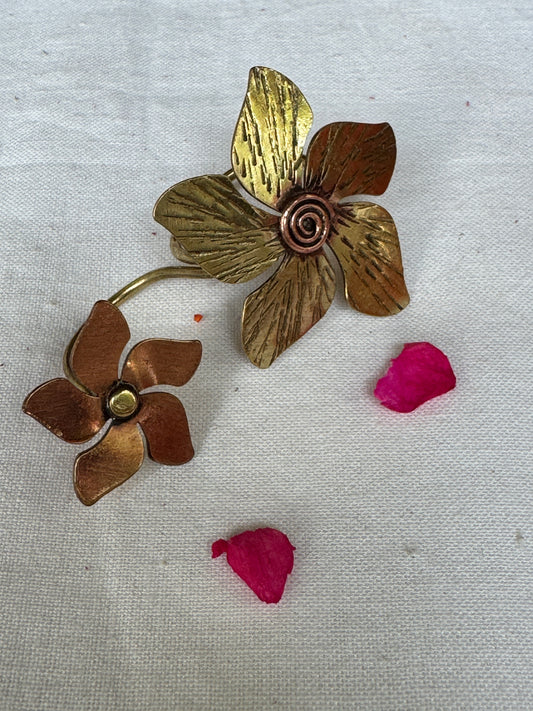 Double finger ring with brass and copper flowers