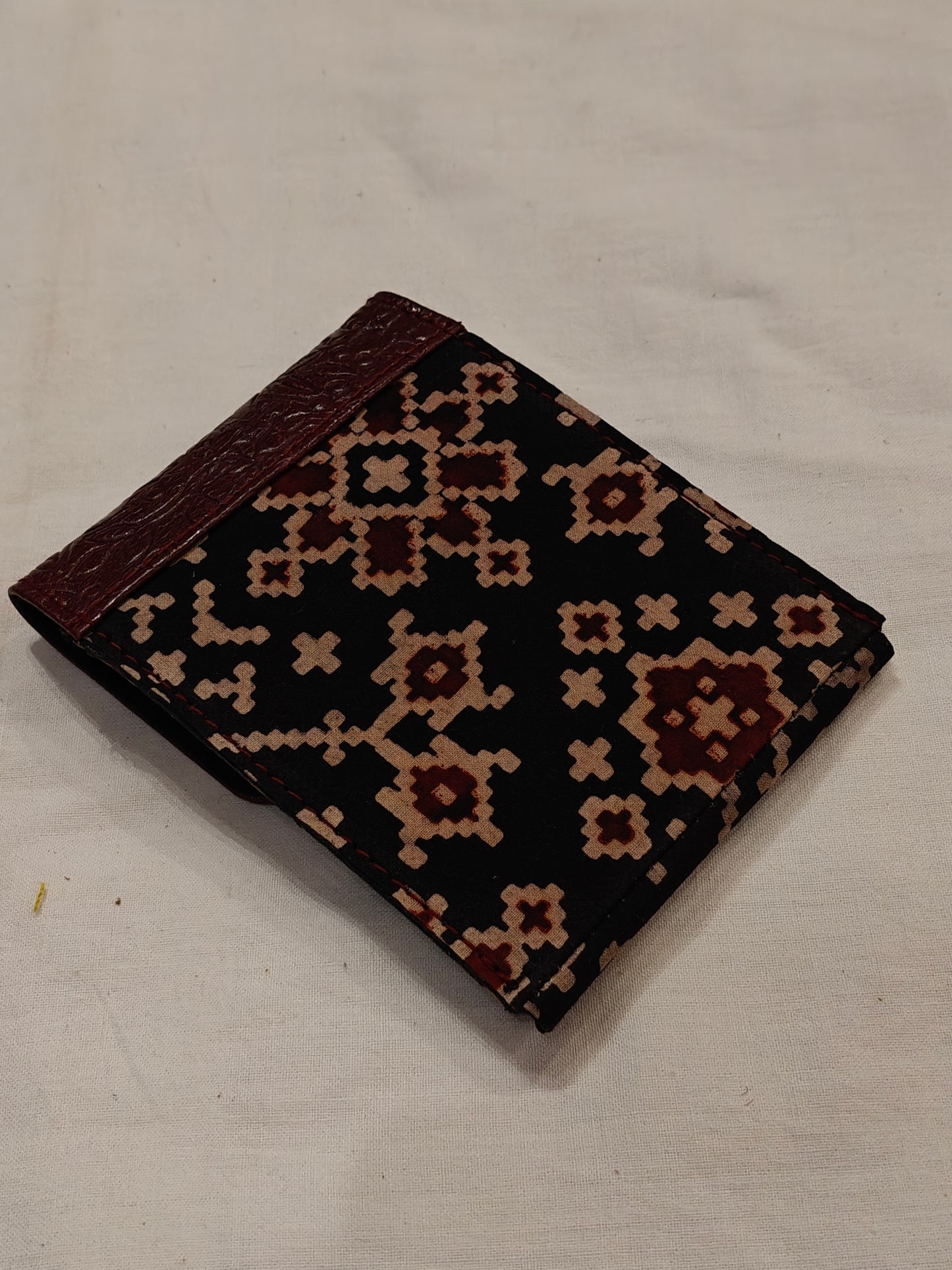 Cards and cash holder with 3 pockets - handcrafted fabrics and leather based