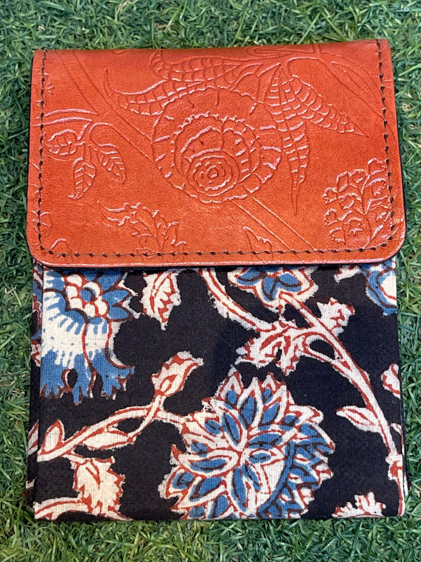 Cards and cash holder with 3 pockets - handcrafted fabrics and leather based
