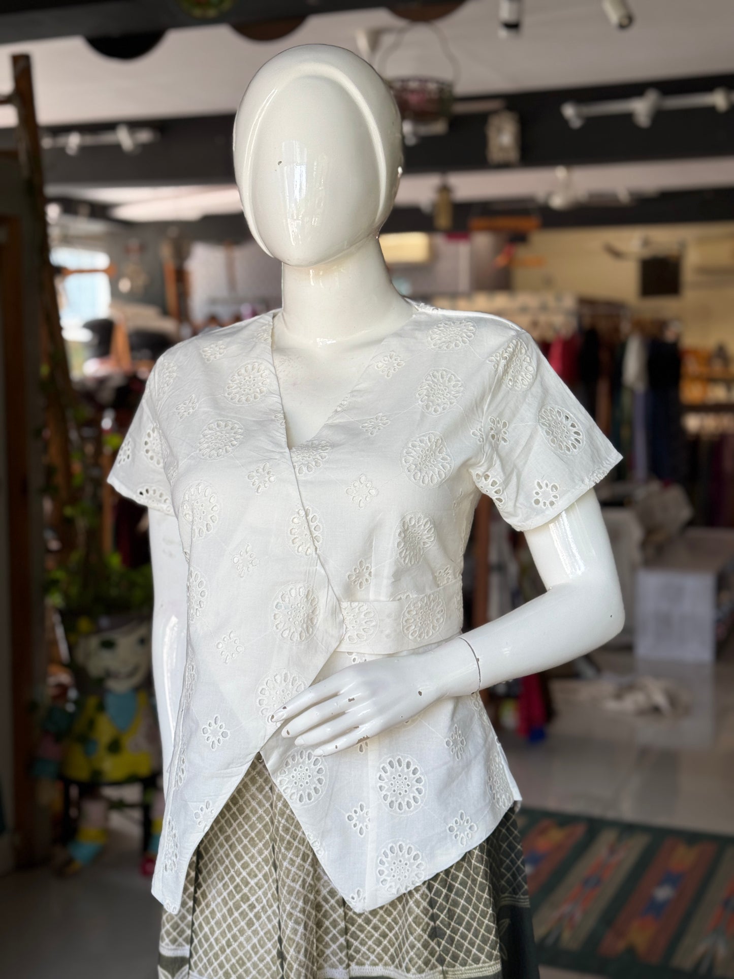 Hakoba schiffli cutwork offwhite cotton top - V neck with pseudo side belt