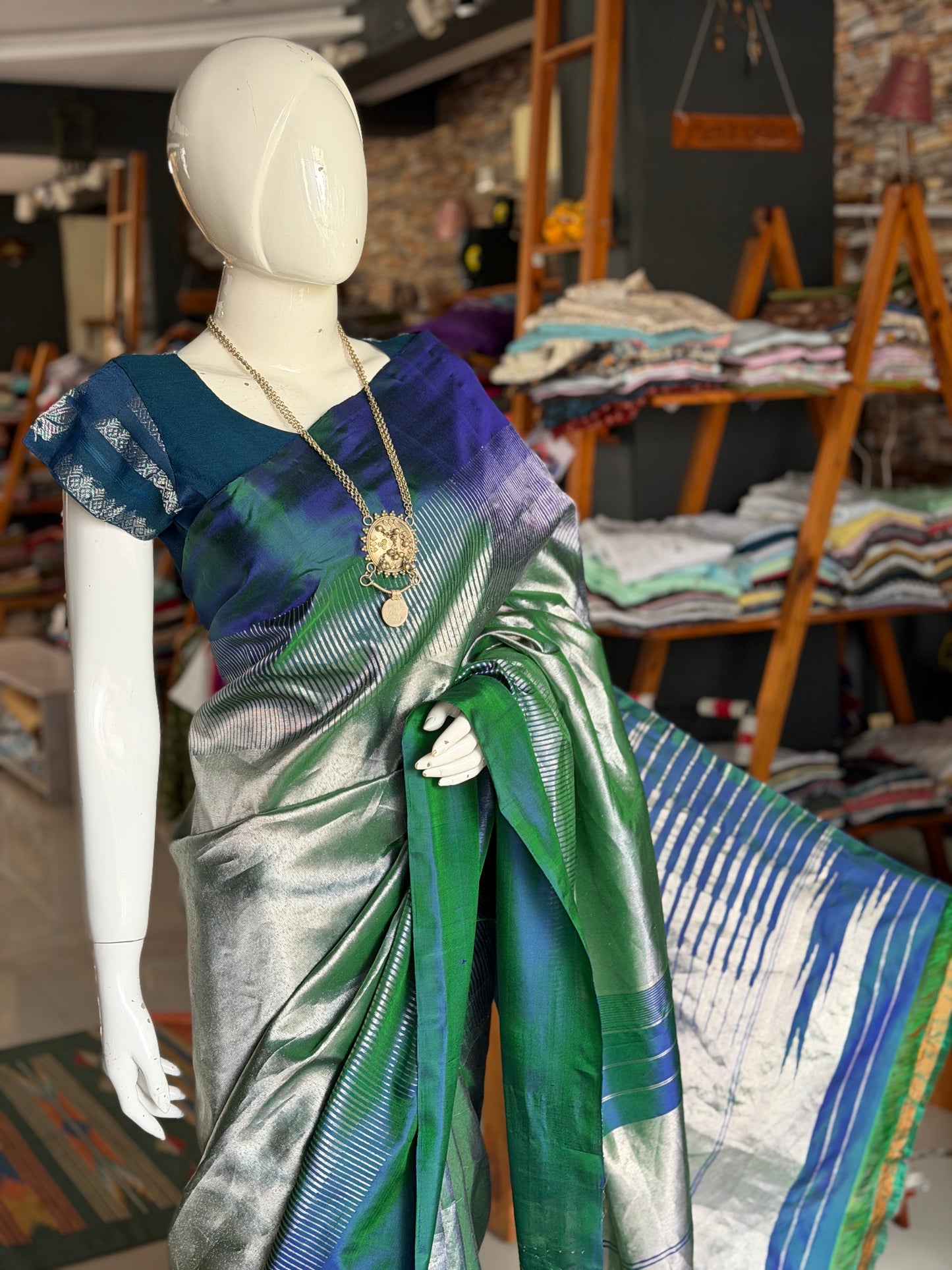 Turquoise n silver pure silk handwoven Gadwal 8 kol saree with unstitched blouse