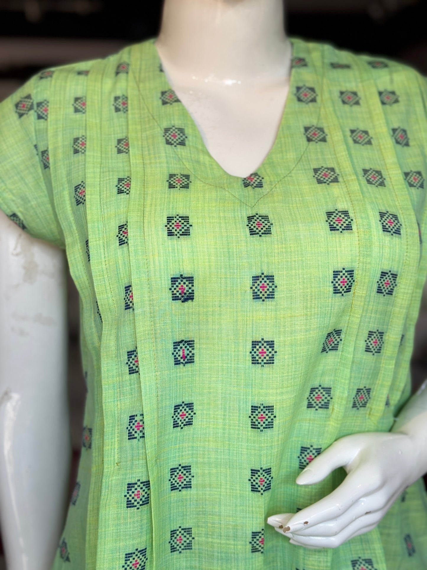 Green pintucks cotton top with rectangular woven motifs