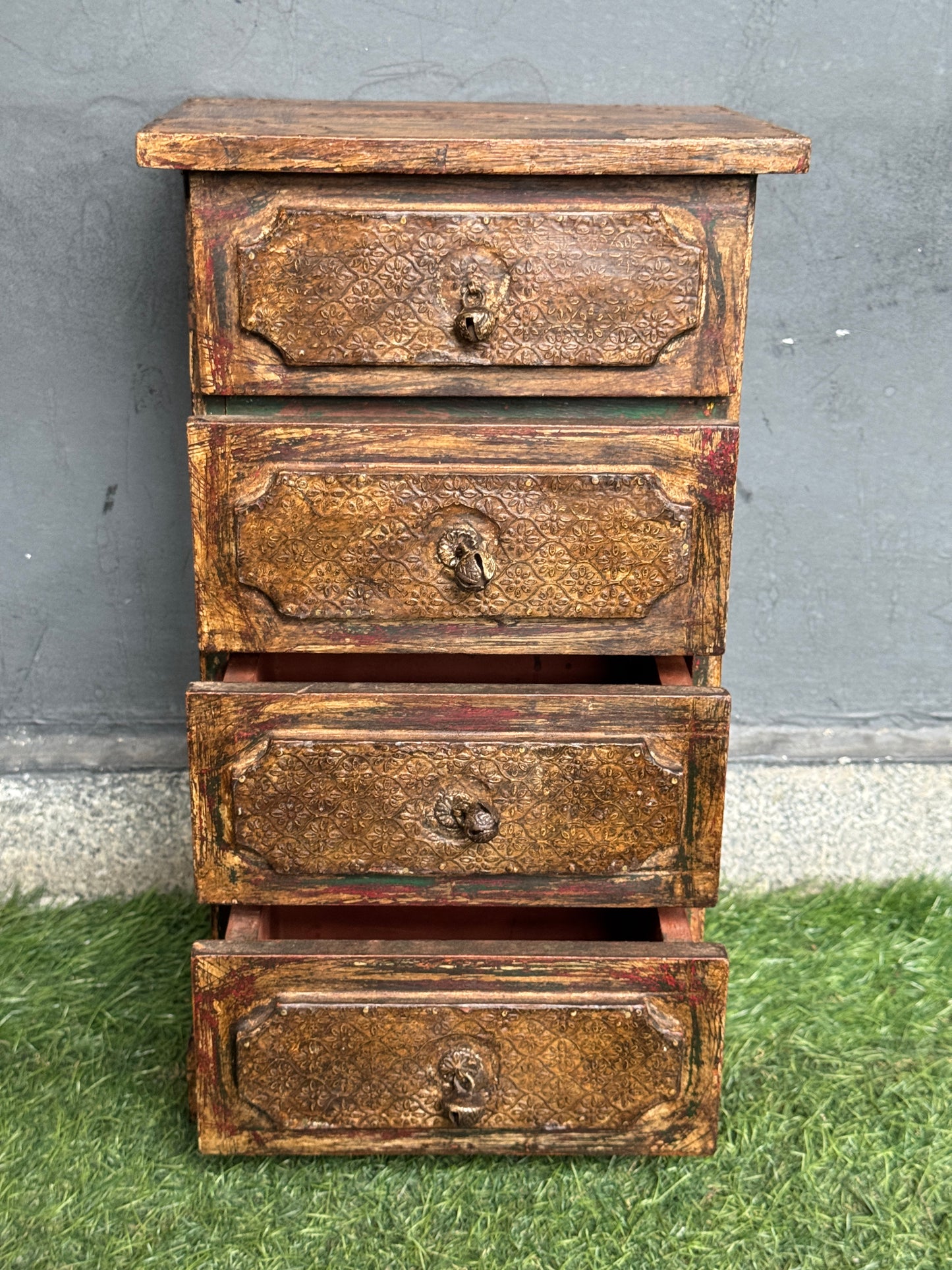Wooden 4 drawer cabinet in vintage look