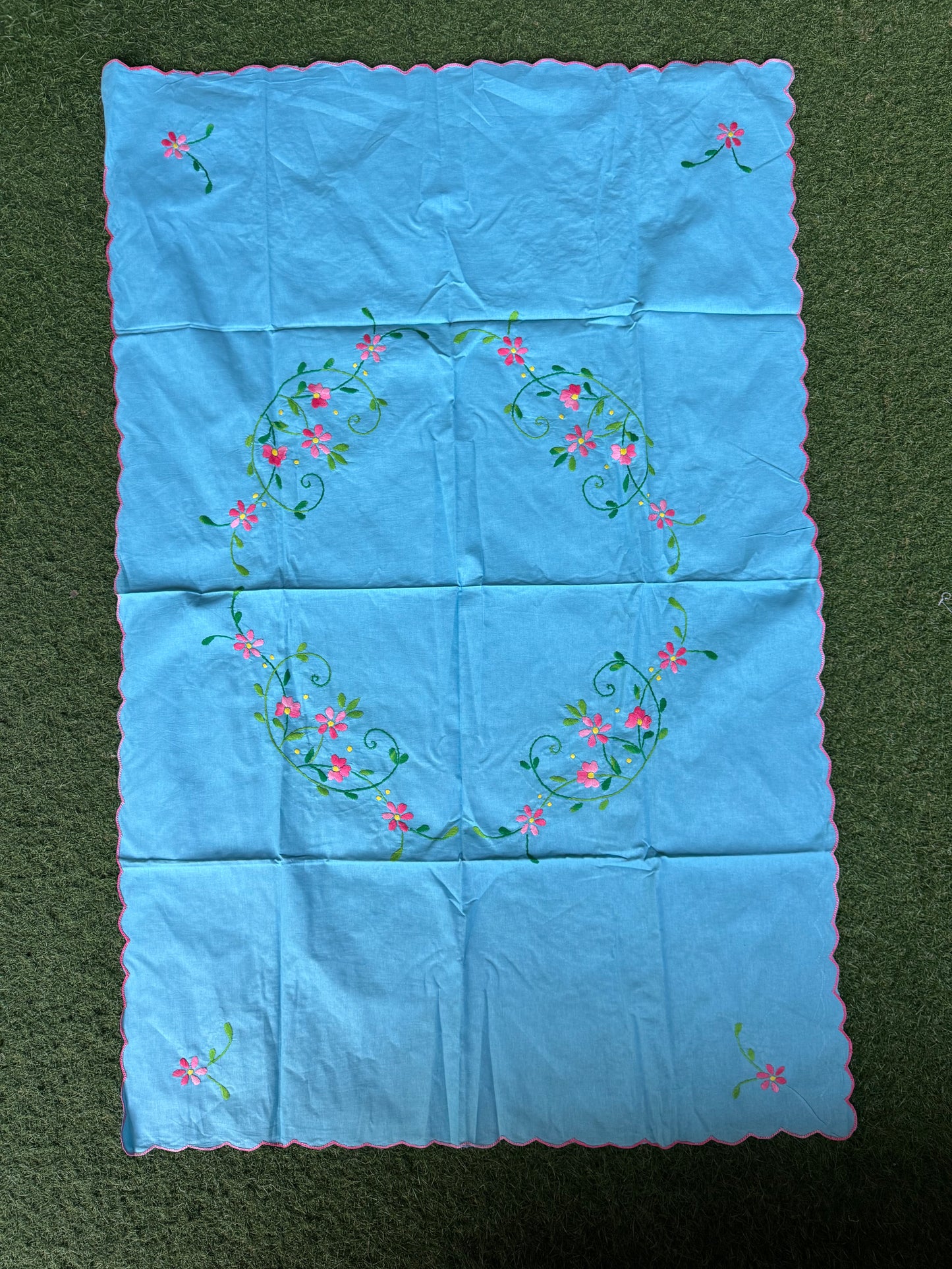 Table covers in hand embroidered cotton with scallop edge