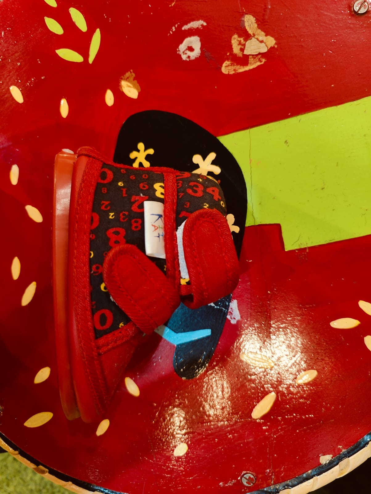 Toddlers colorful squeaky shoes - multiple designs