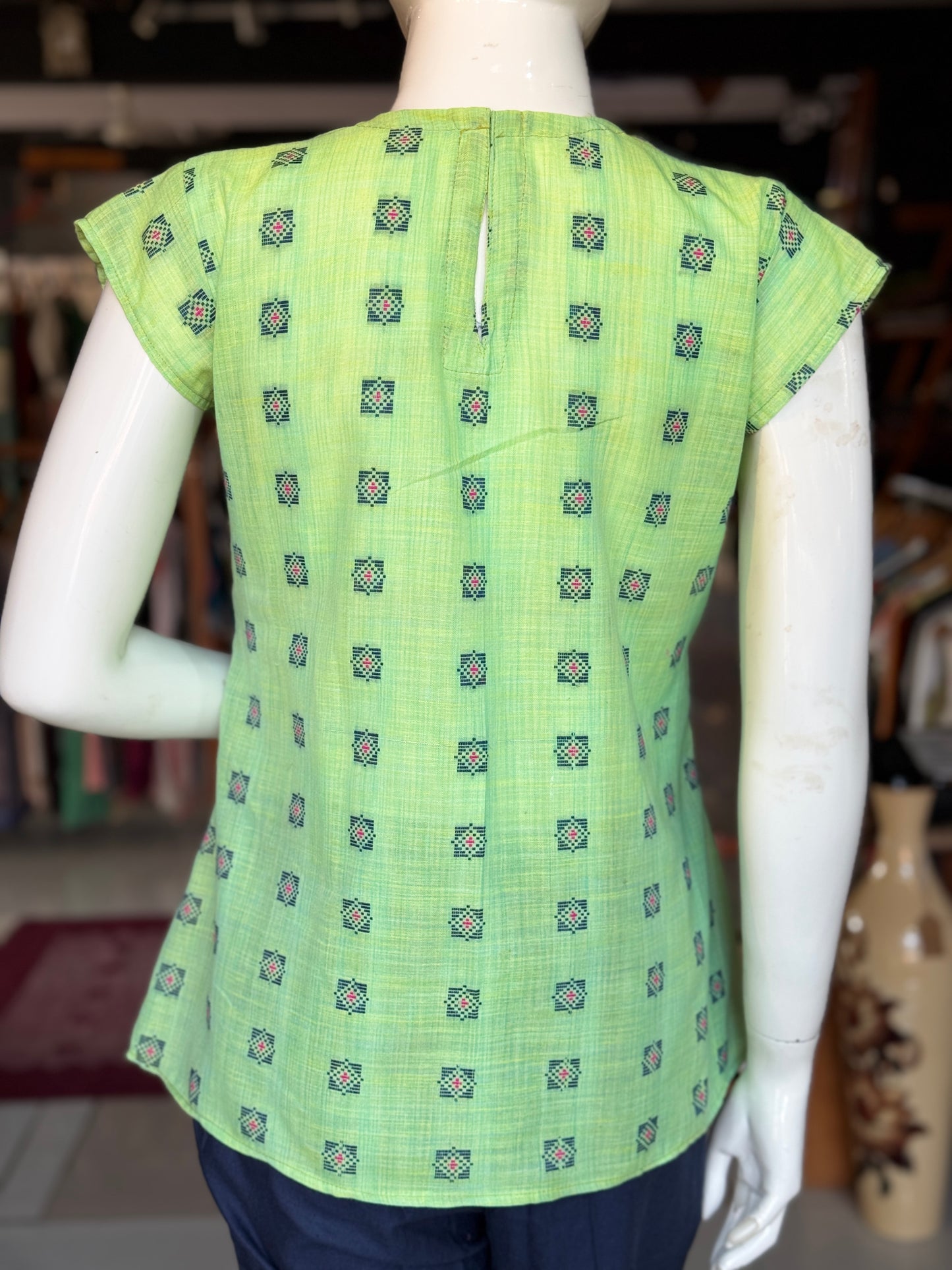 Green pintucks cotton top with rectangular woven motifs