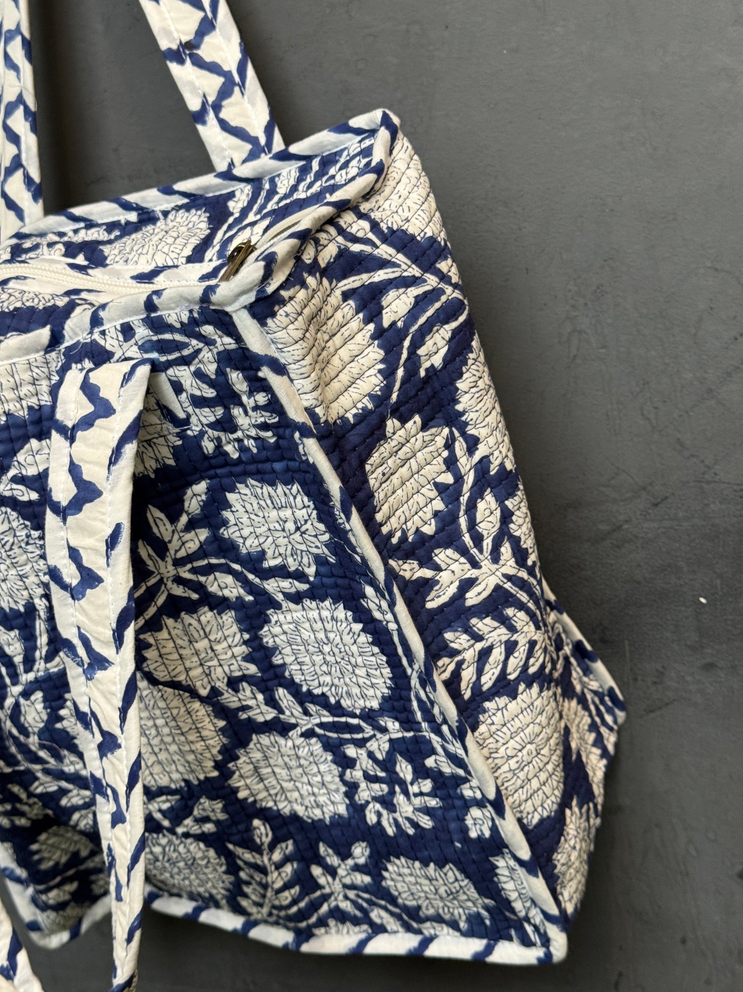 Lunch bag in hand block printed cotton with zipper closure