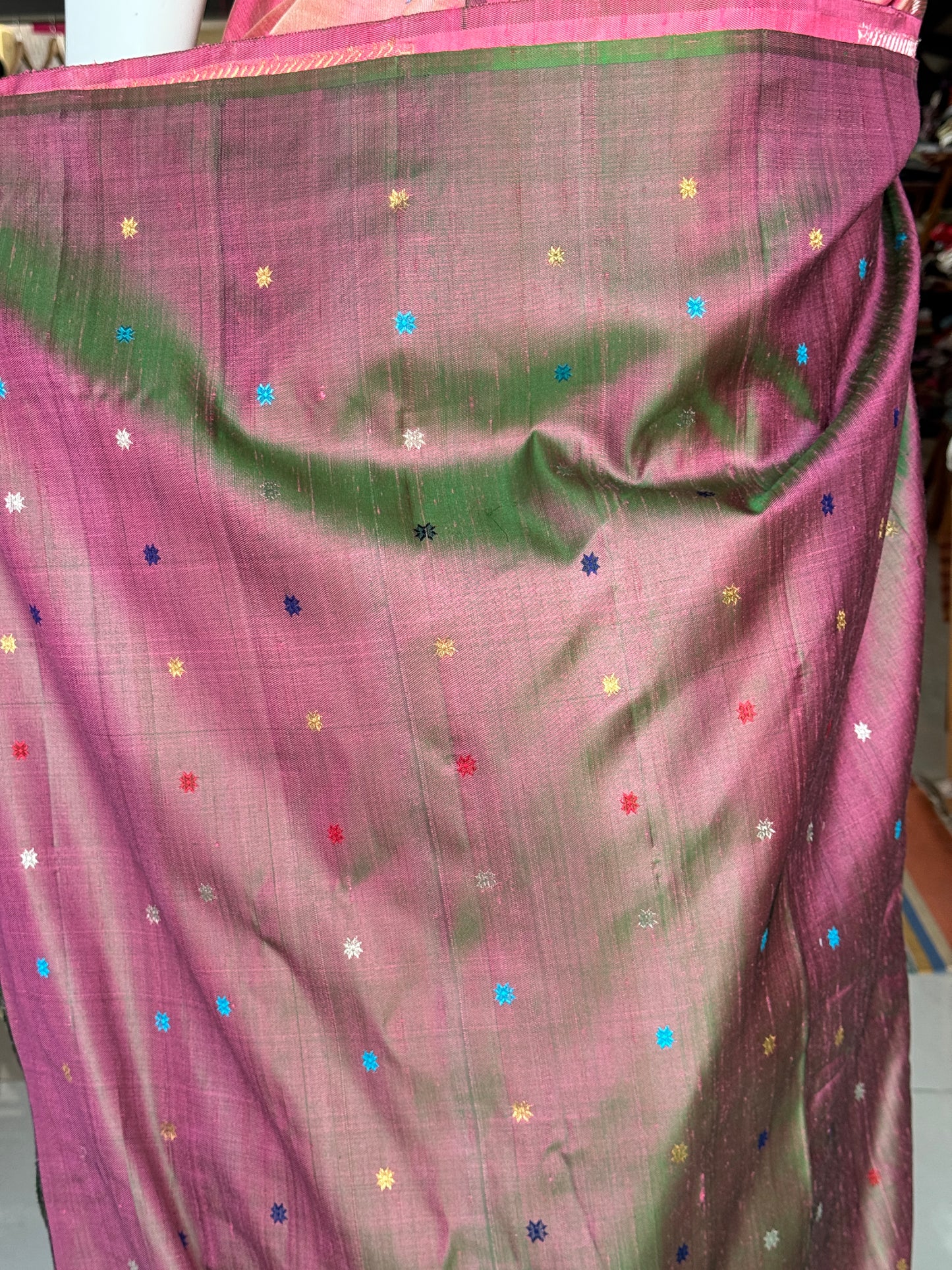 Trendy look Peach pink Dupion pure silk twill weave handwoven Gadwal without border saree with unstitched blouse