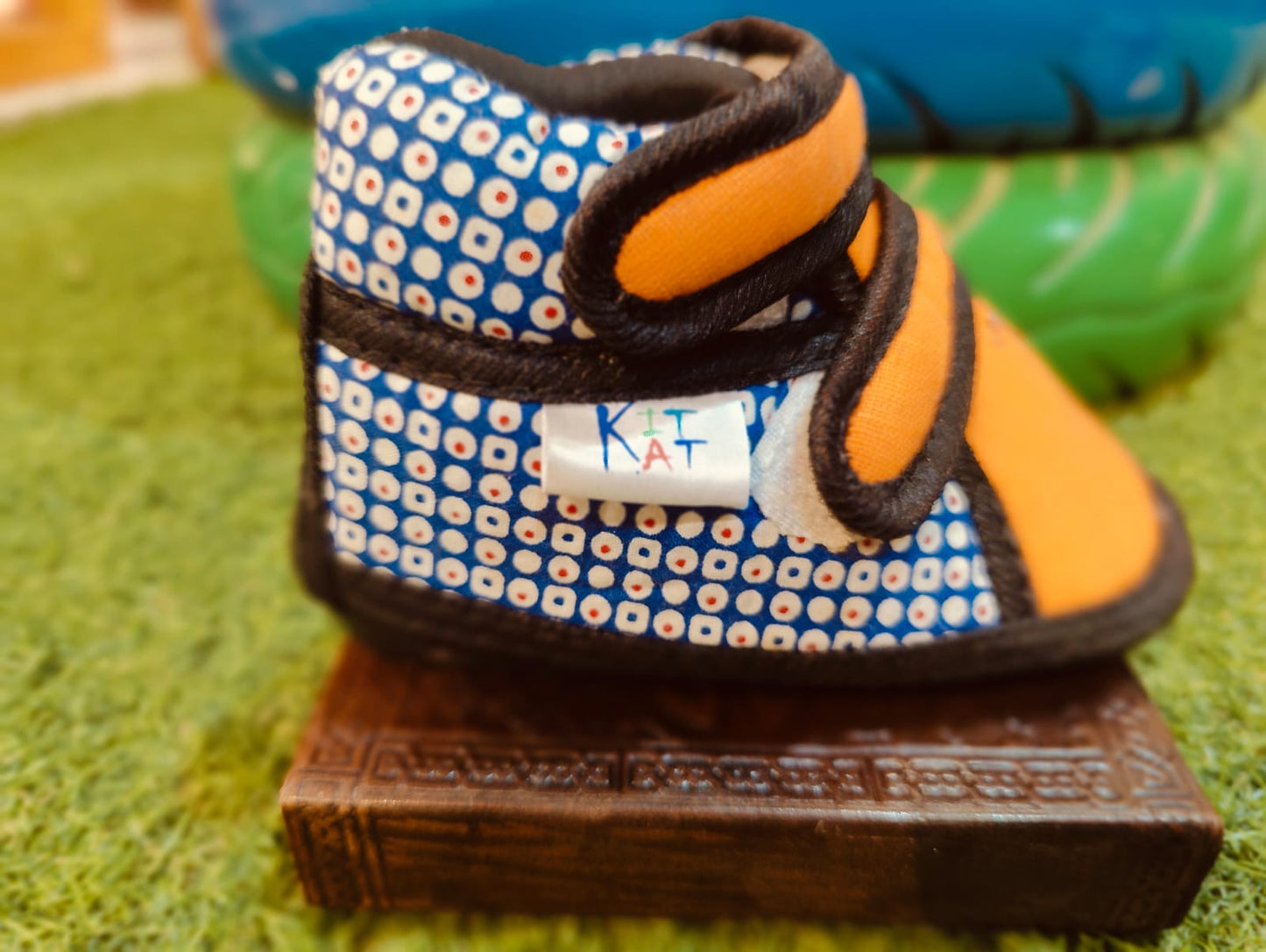 Toddlers colorful squeaky shoes - multiple designs