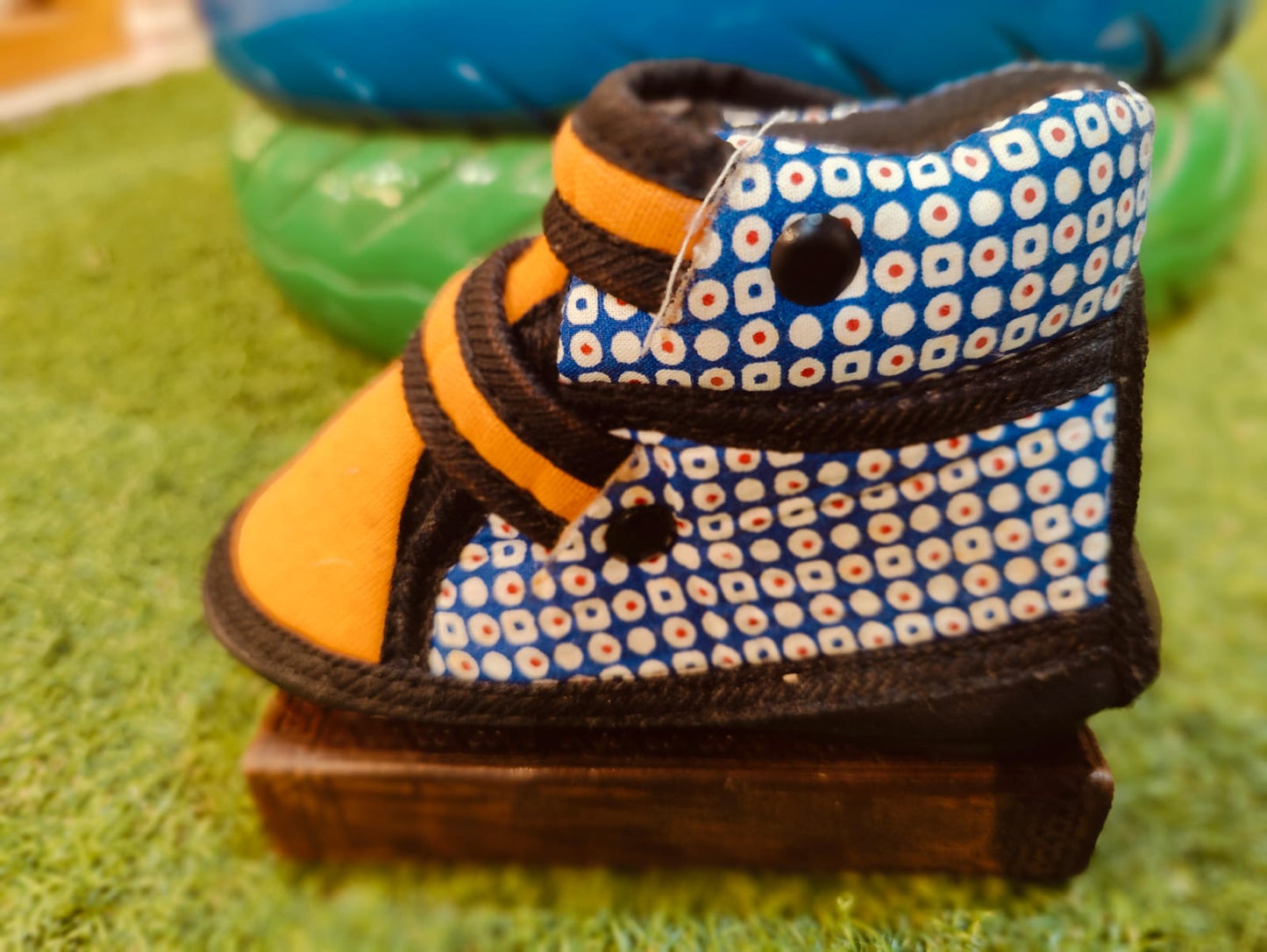 Toddlers colorful squeaky shoes - multiple designs