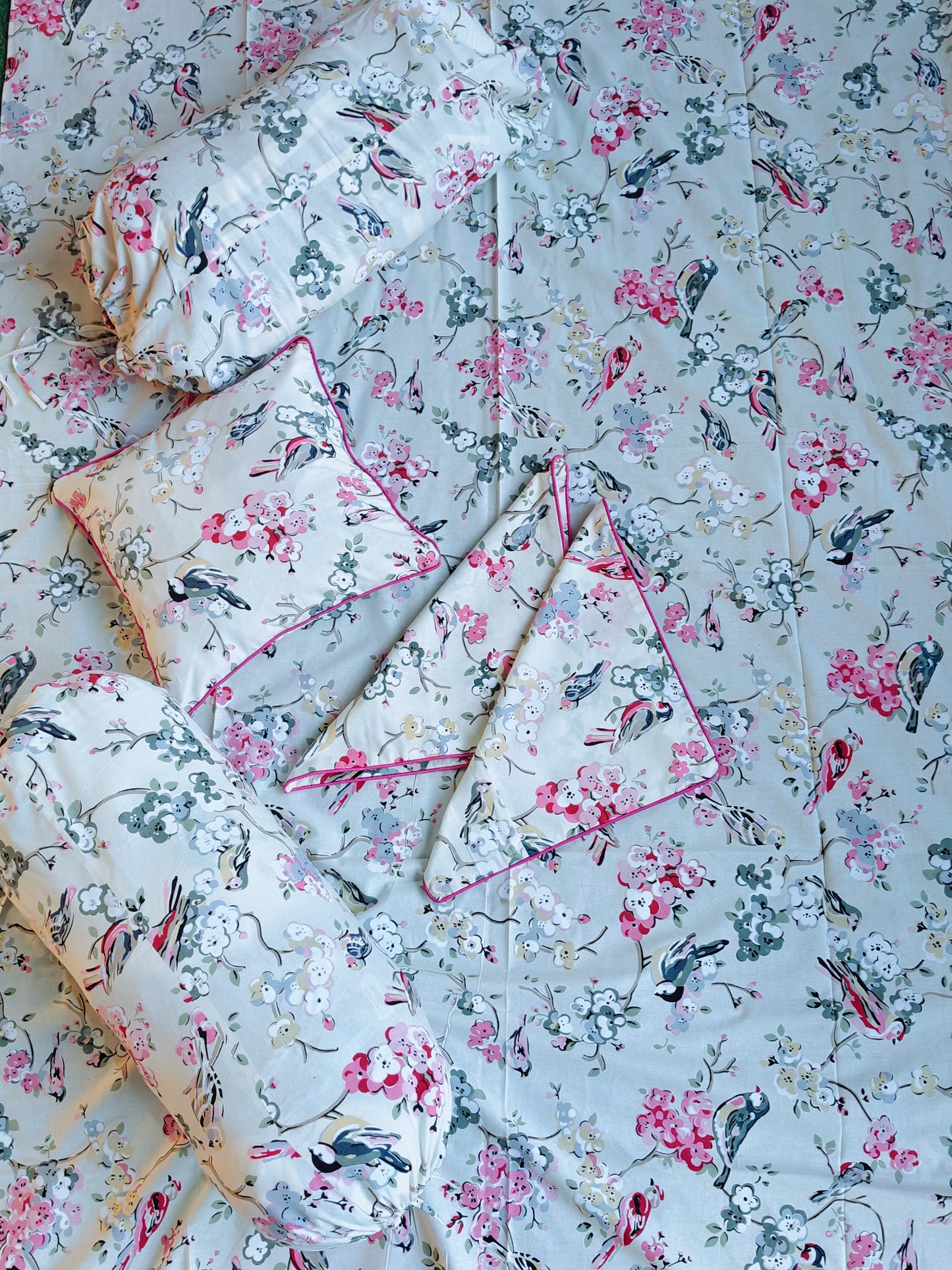 Diwan sets in printed cotton with 1 single bedsheet, 3 cushion covers, 2 bolster covers