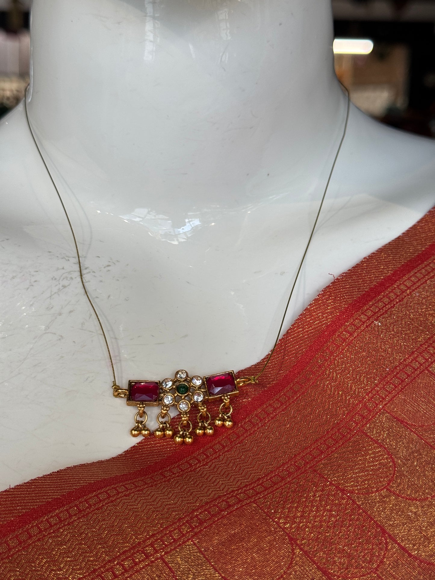 Thin wire with pendant - neckpiece earrings set - pink and white stones