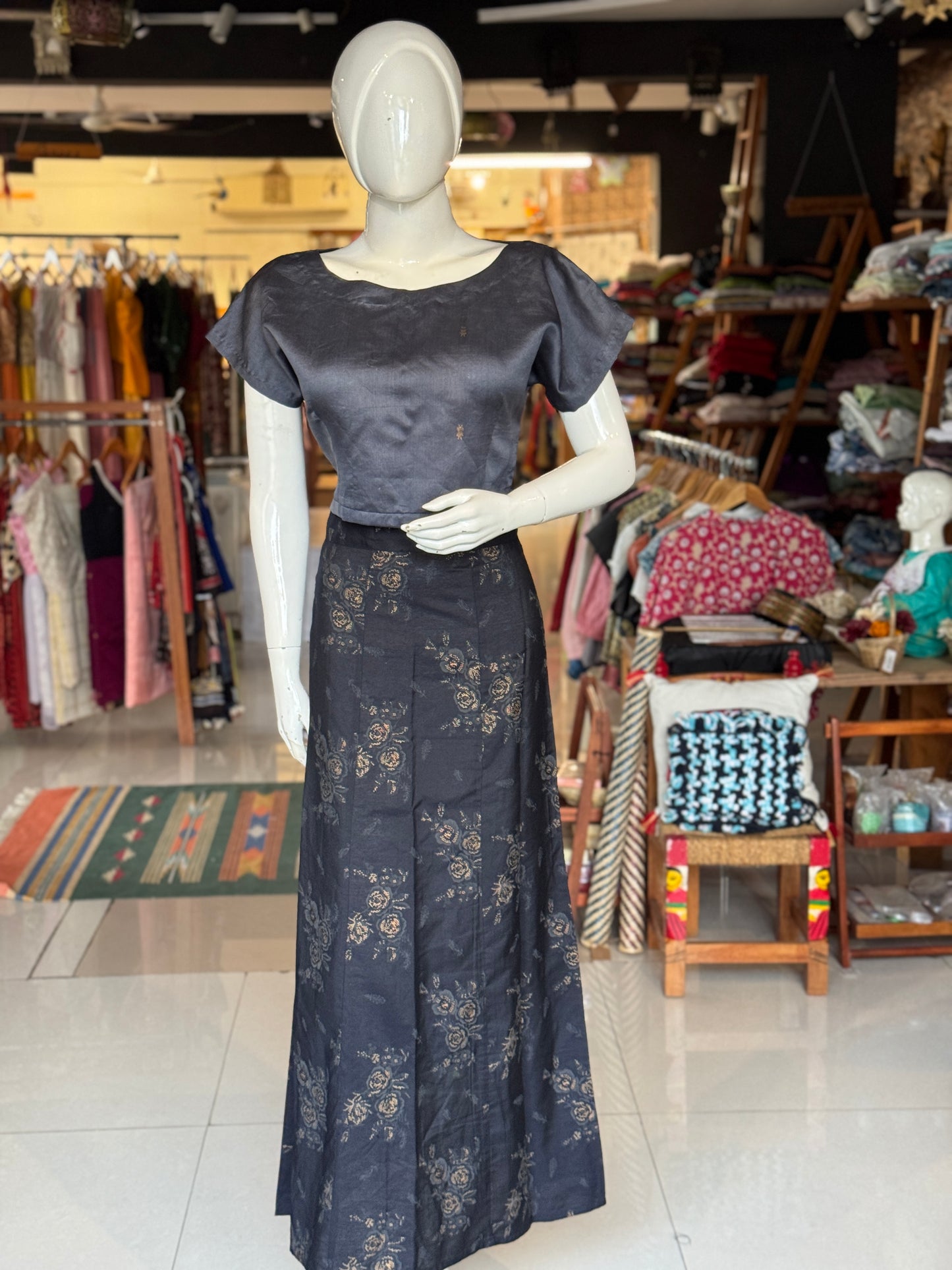 Shoulder sleeves crop top in grey Maheshwari handloom silk cotton