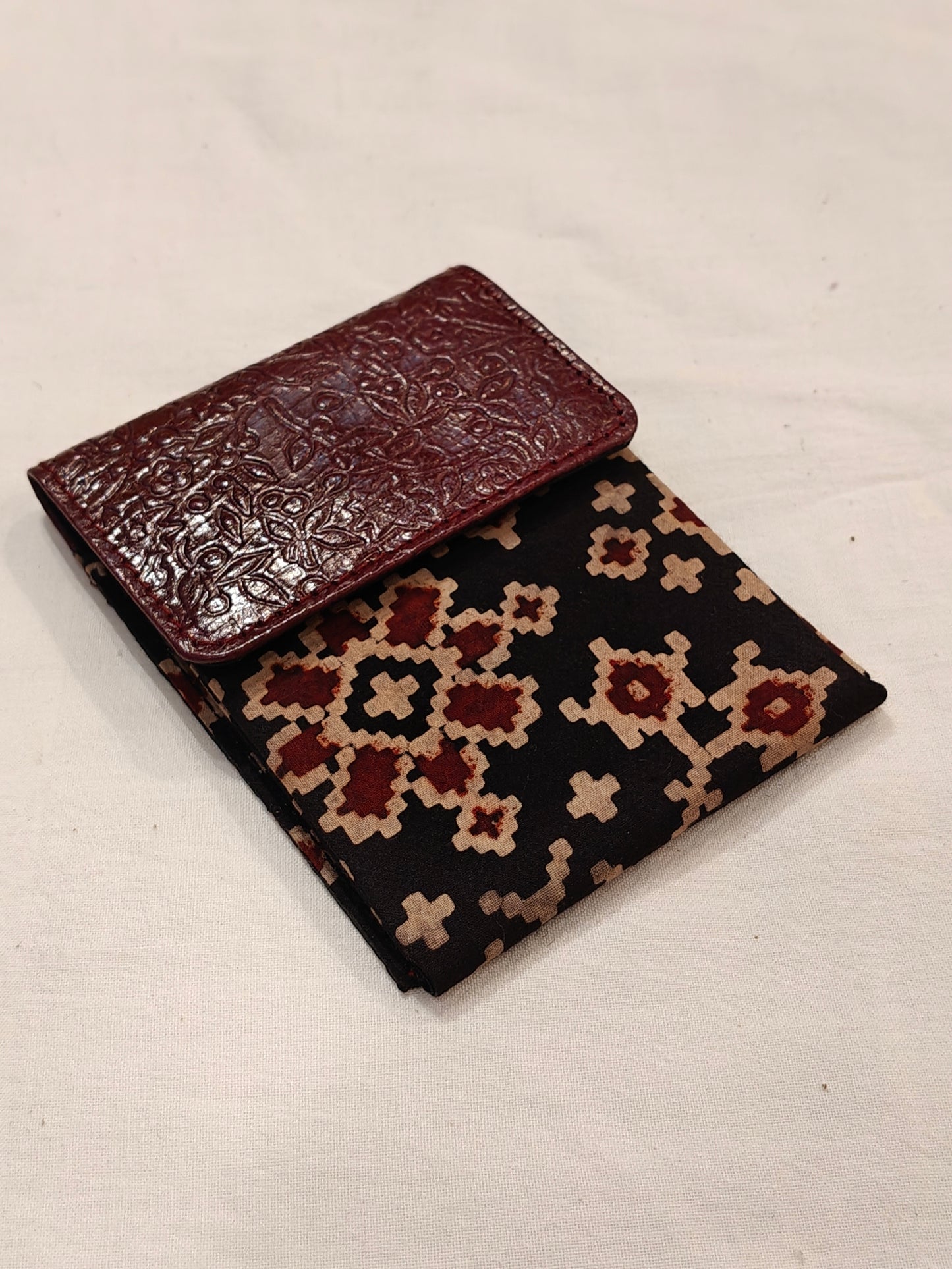 Cards and cash holder with 3 pockets - handcrafted fabrics and leather based