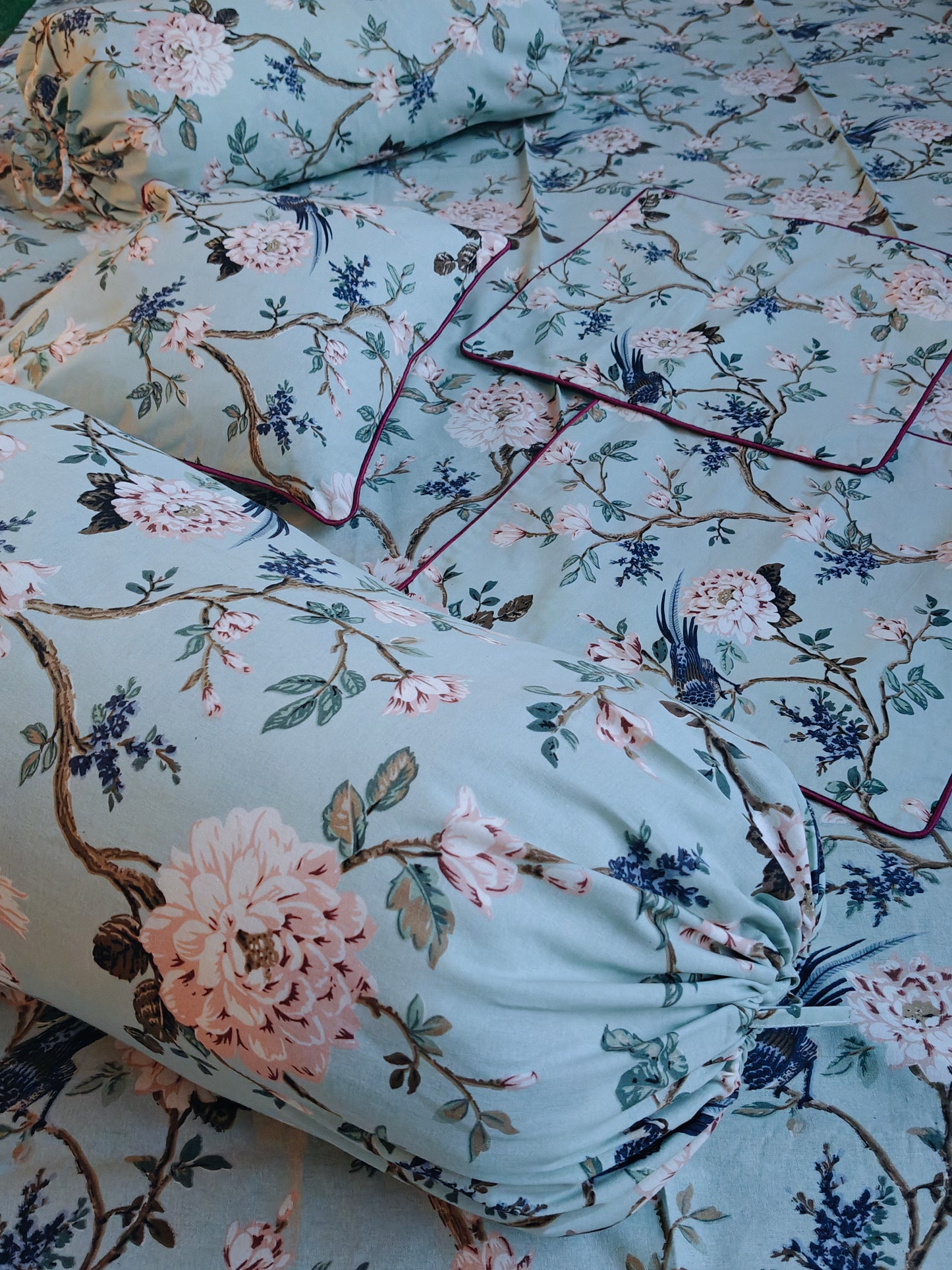 Diwan sets in printed cotton with 1 single bedsheet, 3 cushion covers, 2 bolster covers