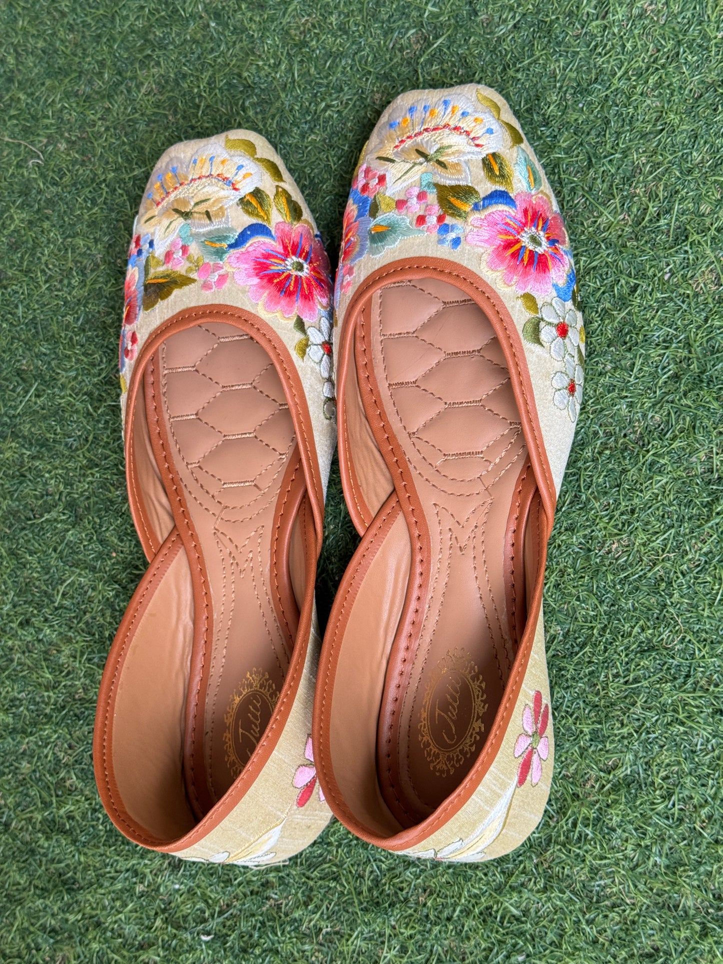 Embroidered juttis - slay in style