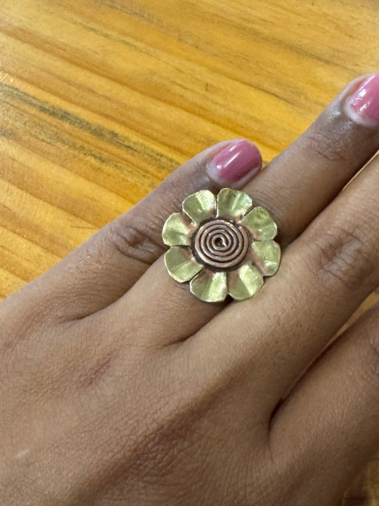 Flower design finger ring in brass and copper