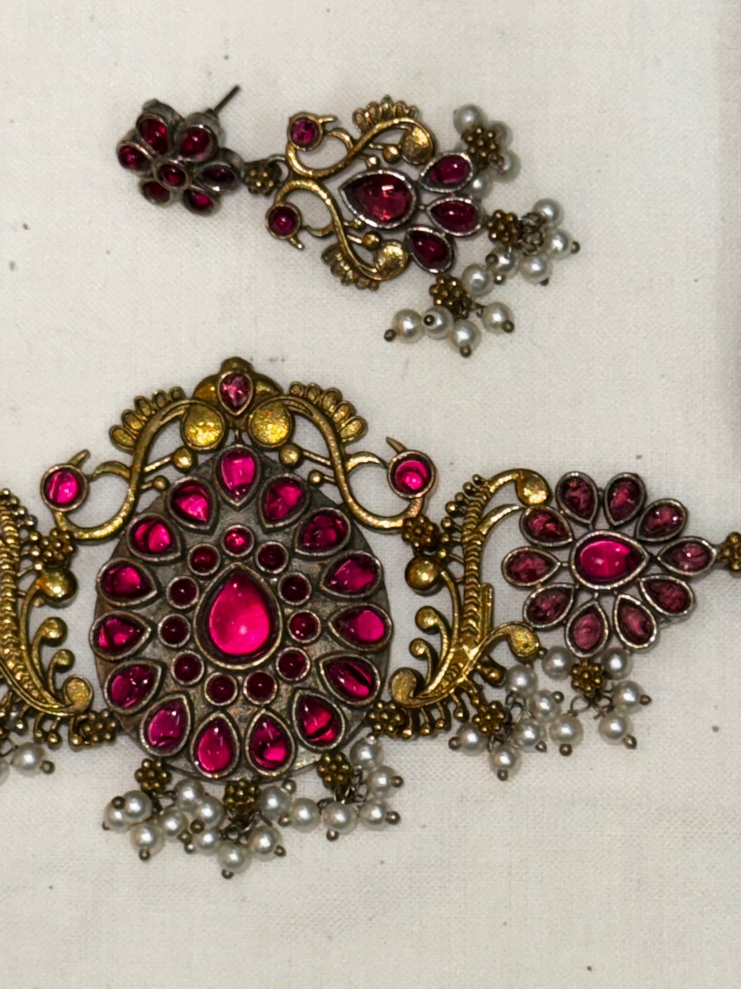 Pink stones choker and earrings set in gold tone