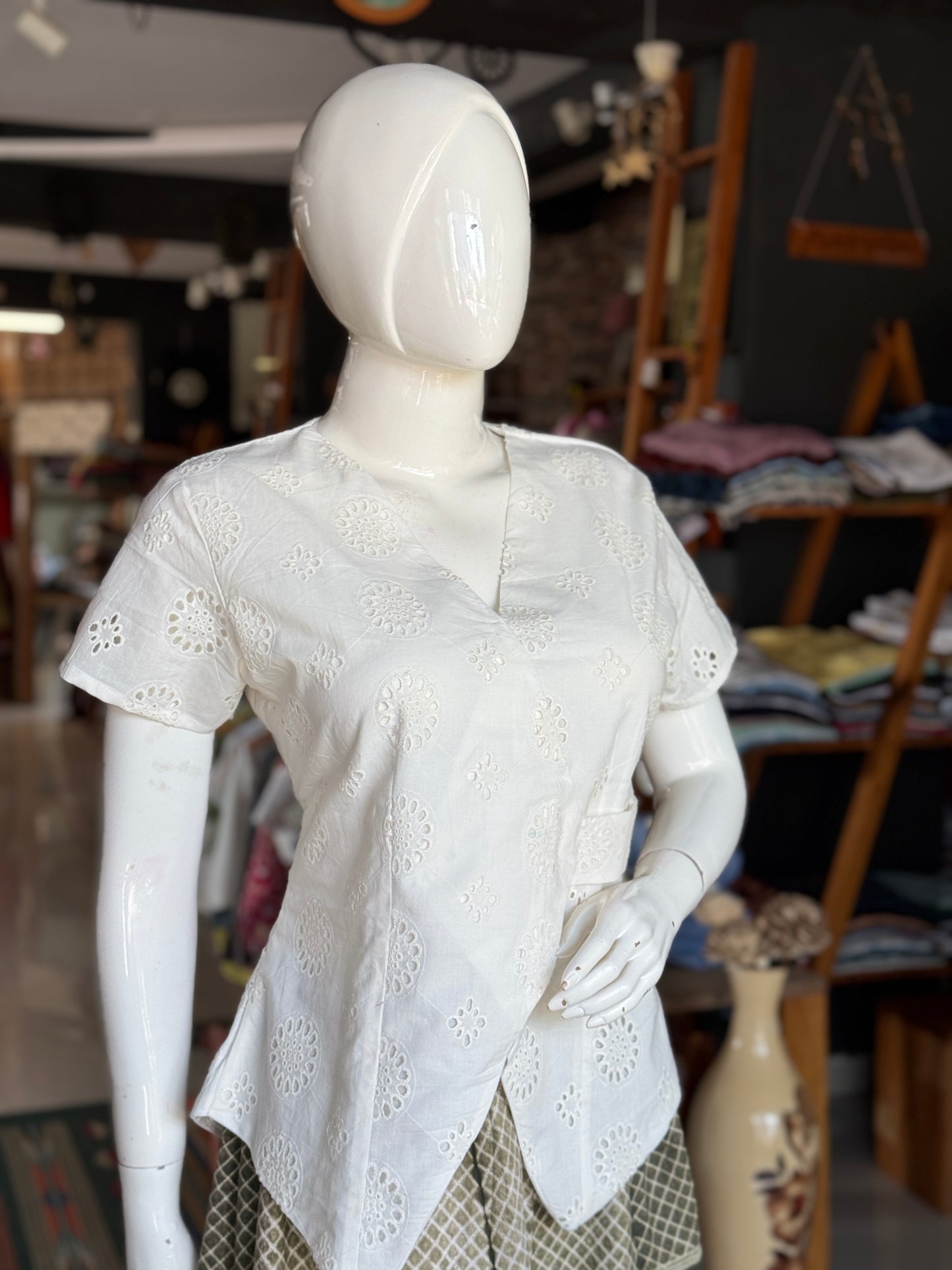 Hakoba schiffli cutwork offwhite cotton top - V neck with pseudo side belt