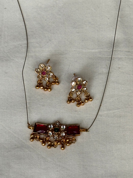 Thin wire with pendant - neckpiece earrings set - pink and white stones