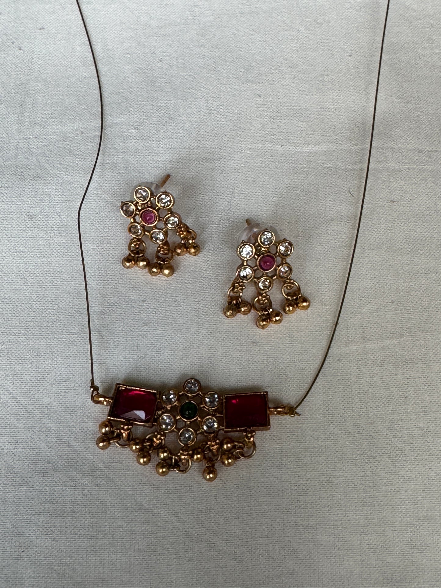 Thin wire with pendant - neckpiece earrings set - pink and white stones