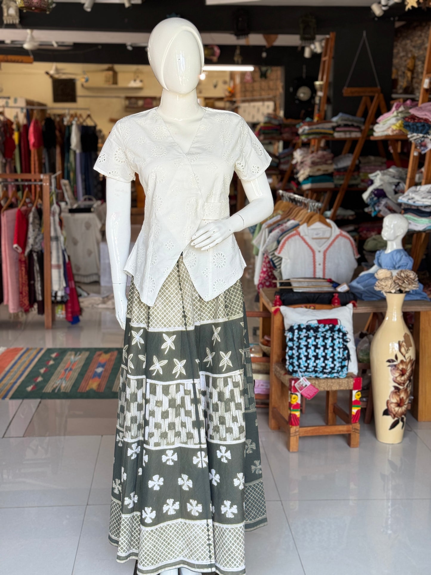 Hakoba schiffli cutwork offwhite cotton top - V neck with pseudo side belt