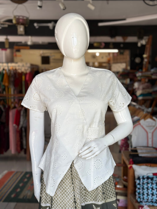 Hakoba schiffli cutwork offwhite cotton top - V neck with pseudo side belt