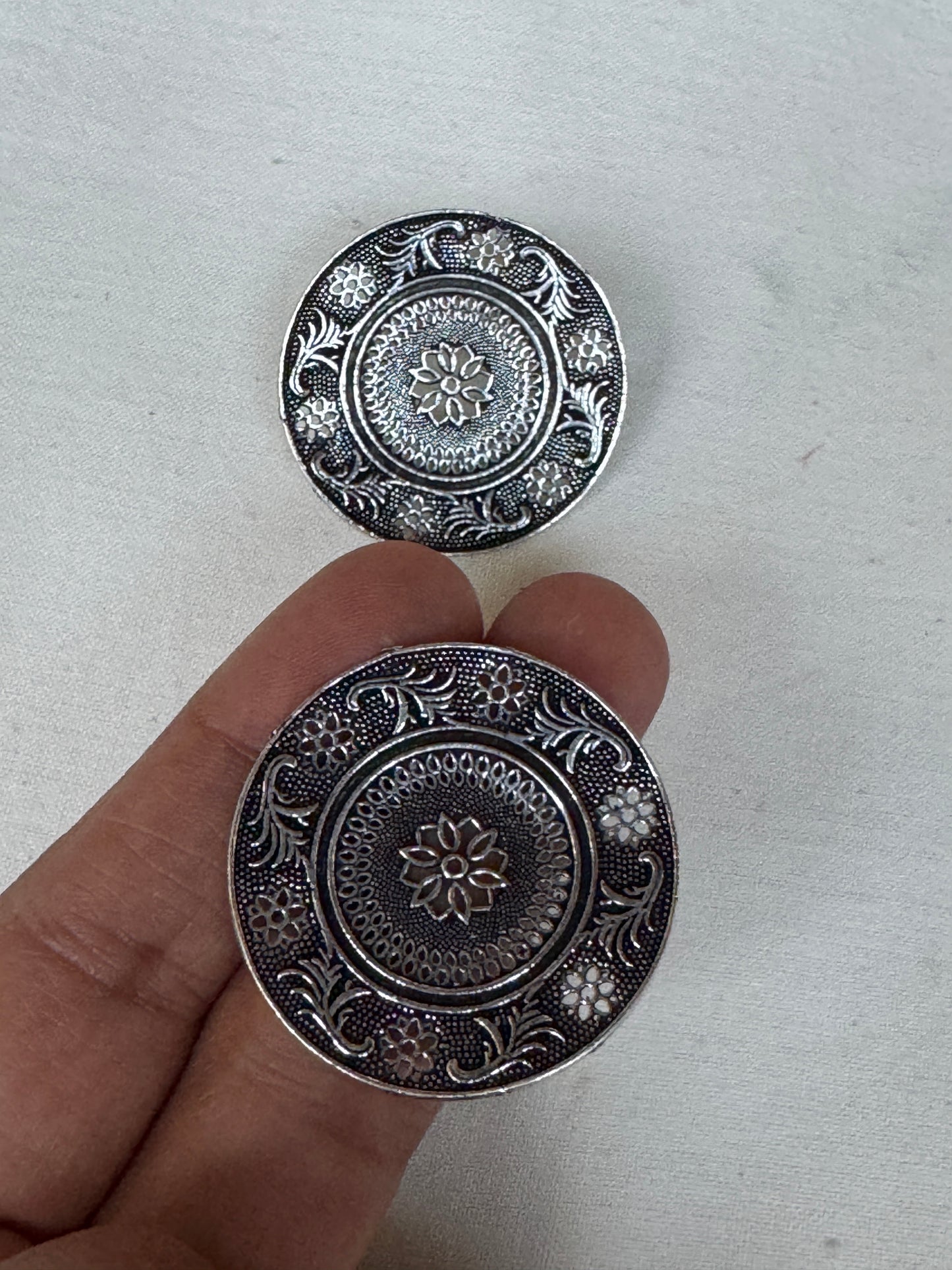 Flowers design big studs earrings - Brass with silver look