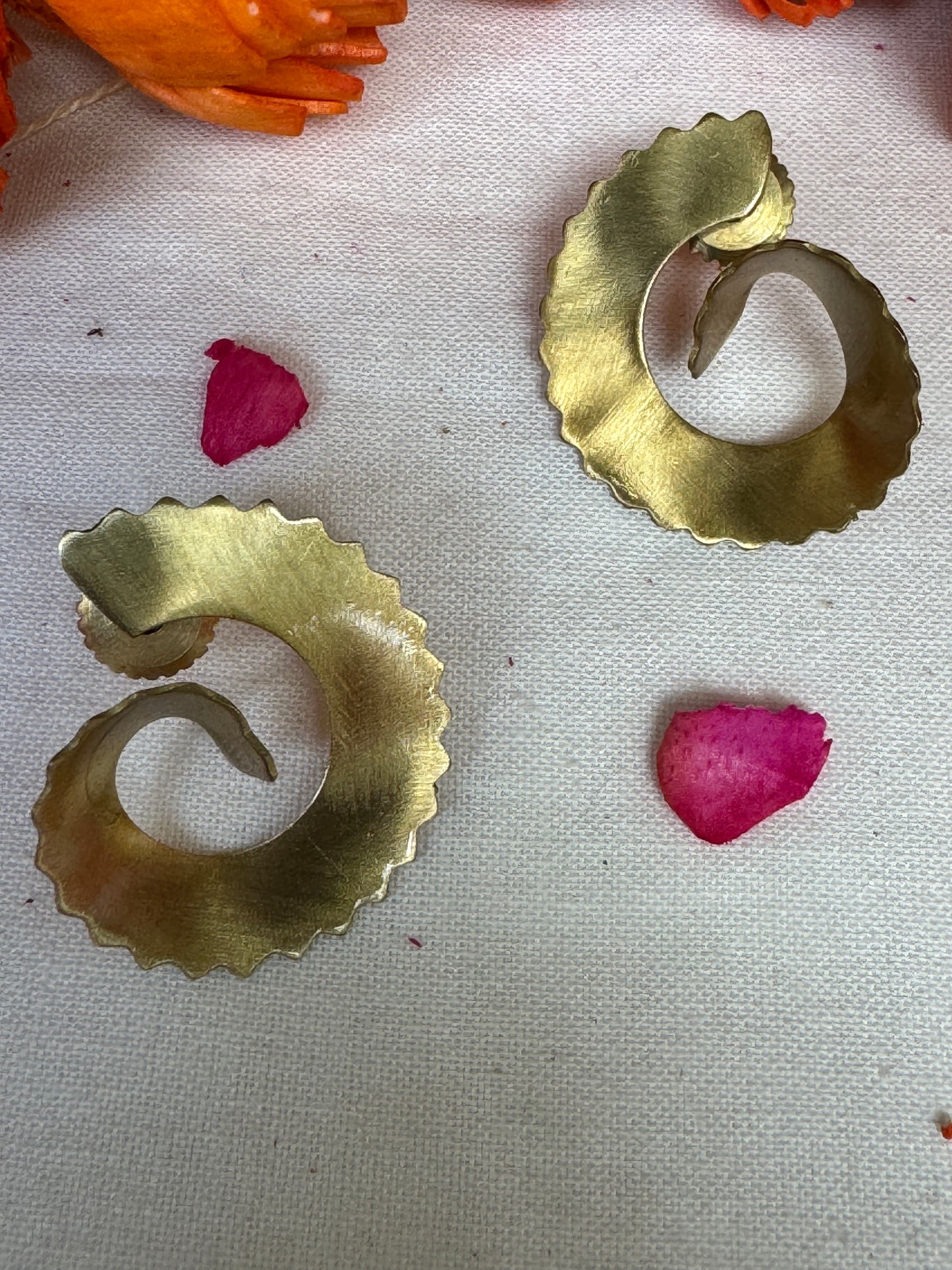 Pencil shavings spiral stud earrings made of copper and brass