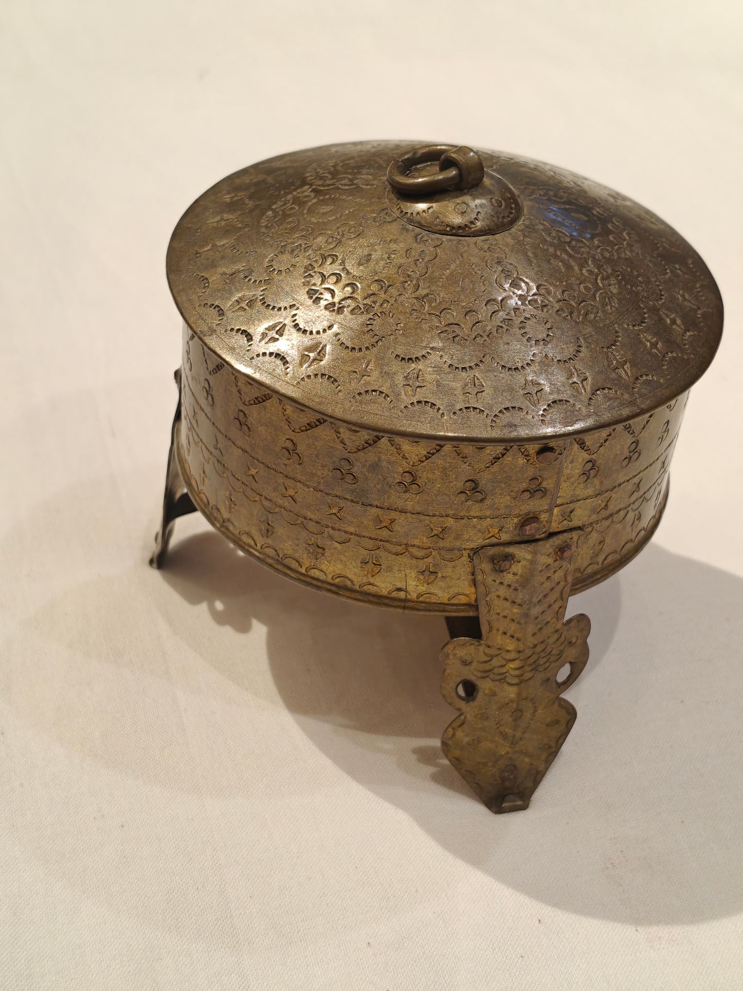 Brass container box with a lid and 3 legs - hand hammered, handcrafted product
