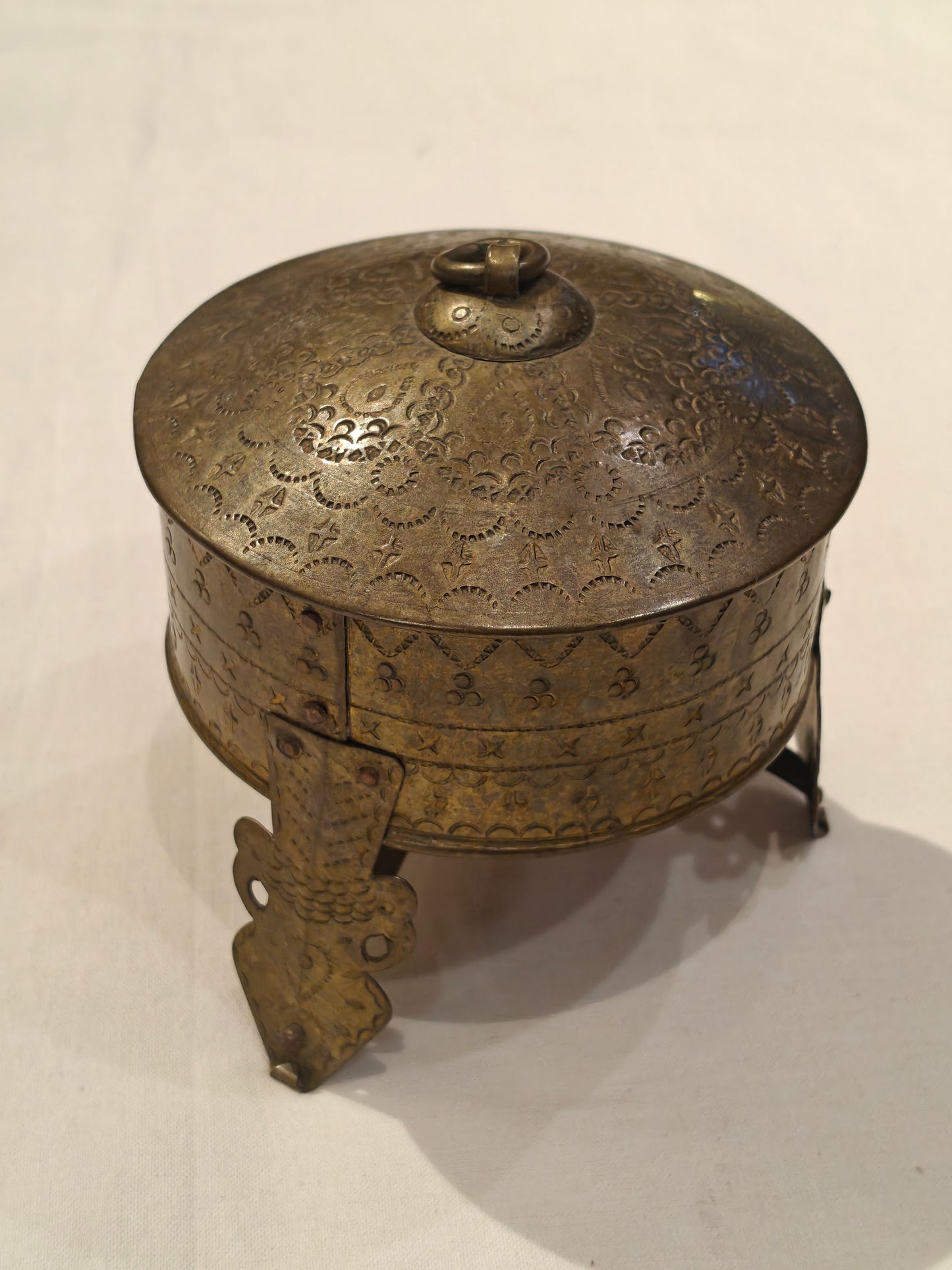 Brass container box with a lid and 3 legs - hand hammered, handcrafted product
