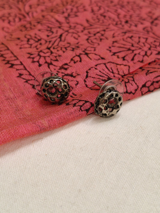 Round button studs with leaf design