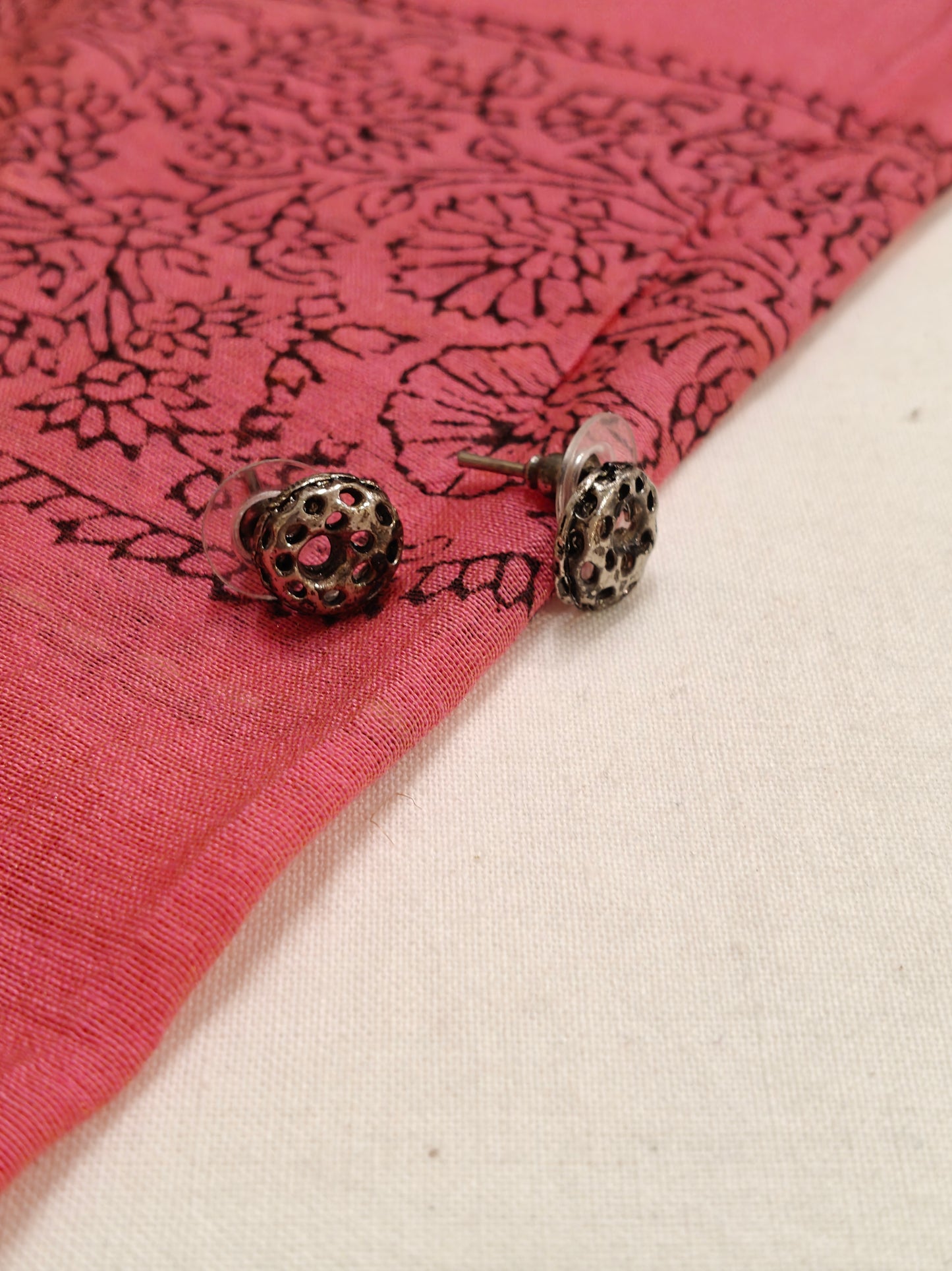 Round button studs with leaf design