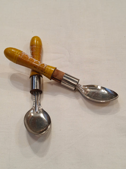 Table spoon with handcrafted lacquer wooden handle