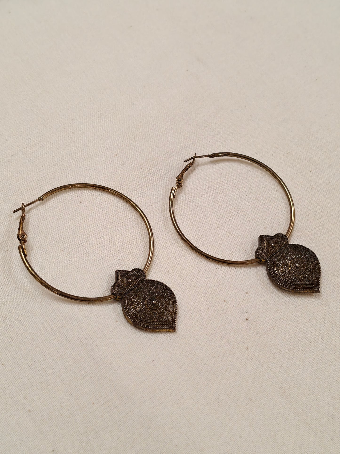 Leaf with a pointy bottom silver oxidised earrings