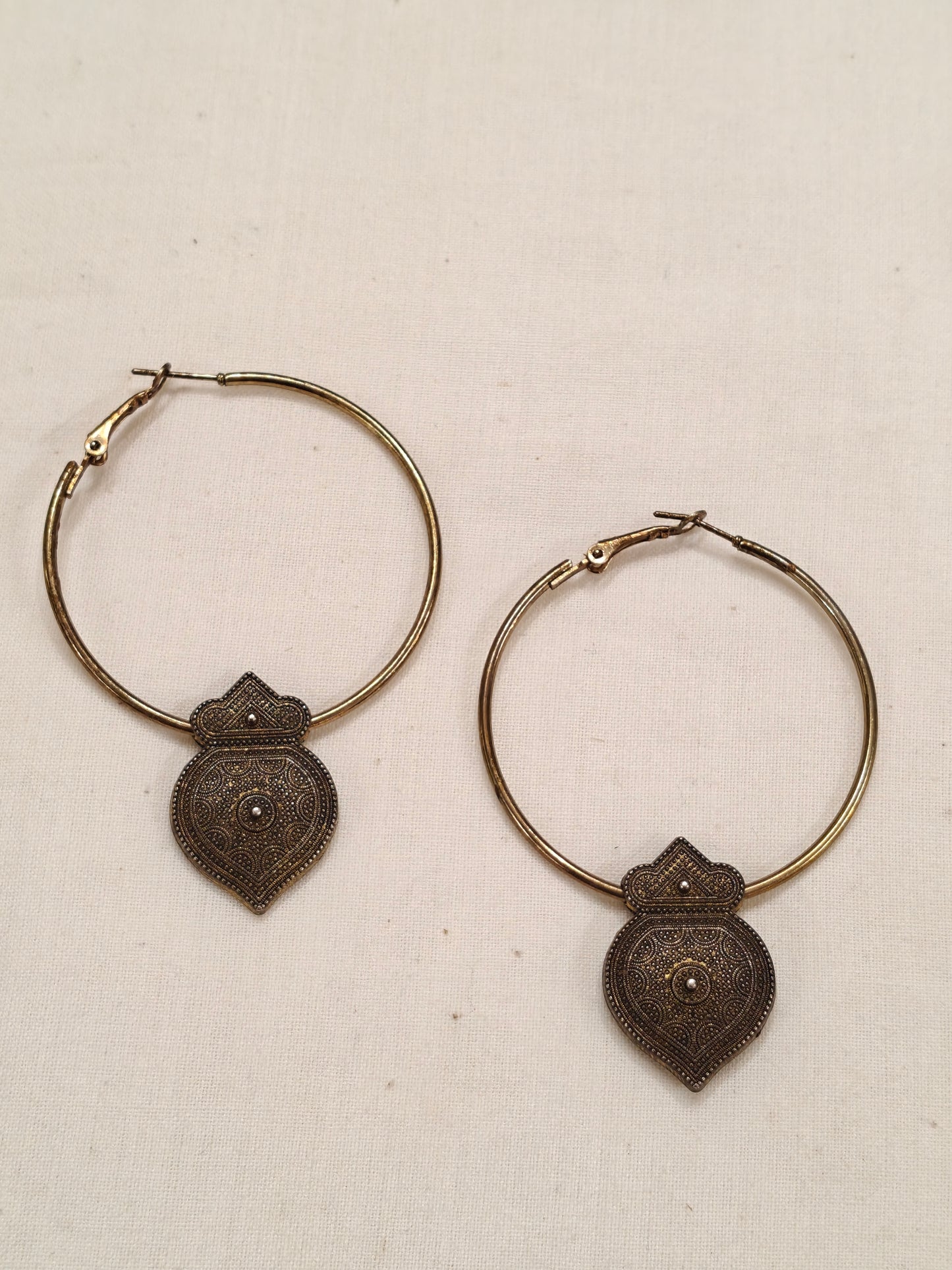 Leaf with a pointy bottom silver oxidised earrings