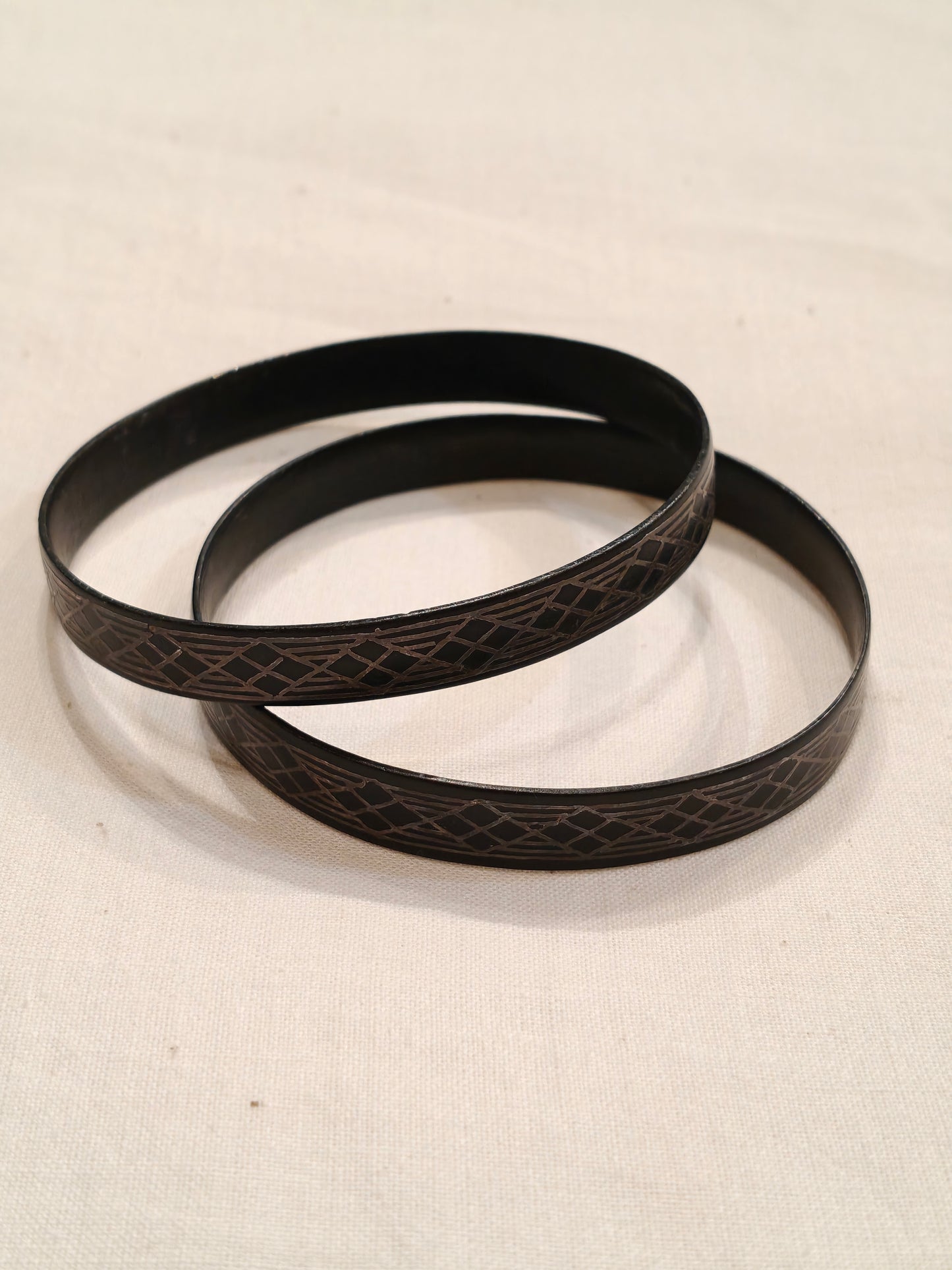 Black bidri silver inlay bangle with rhombical designs - single