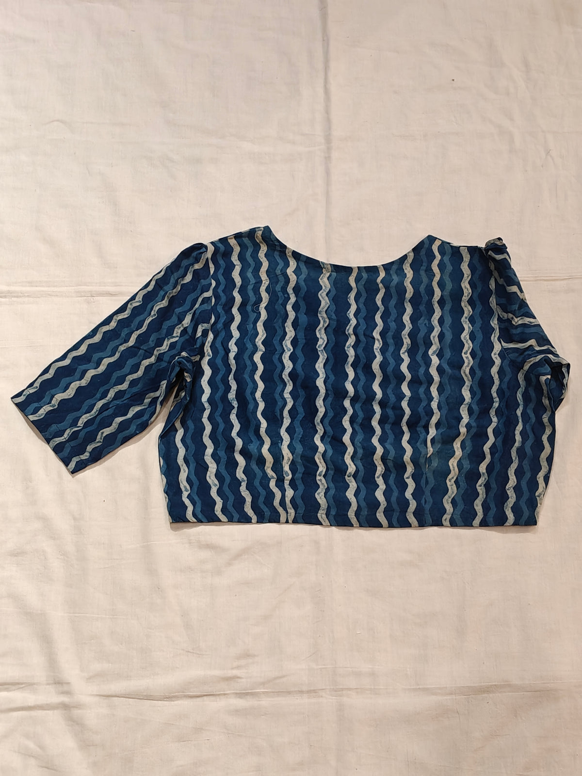 Indigo and off white wave patterned stripes cotton elbow sleeved blouse - front open