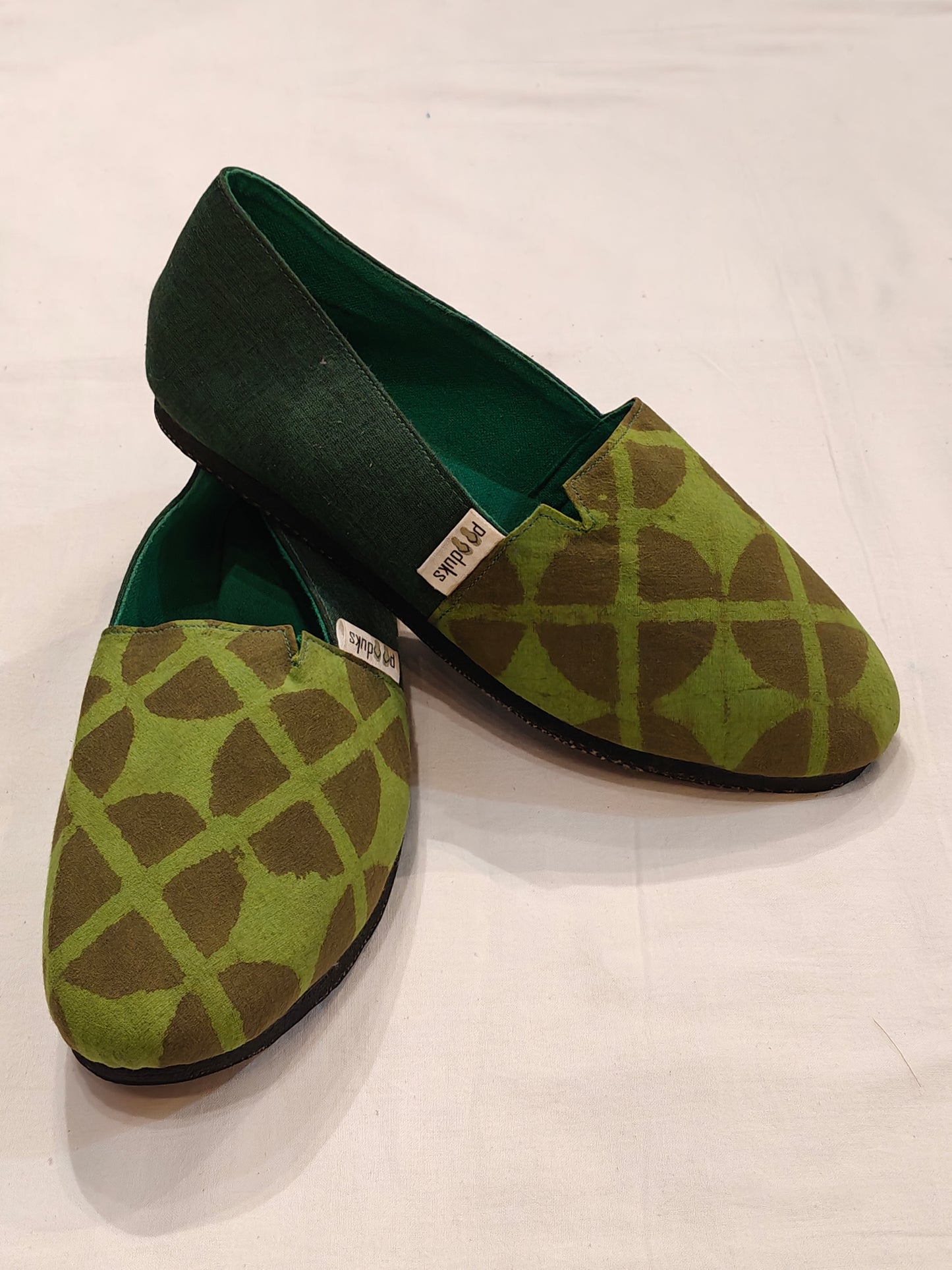 Green circles with triangles mace men's shoe with upcycled tyre base