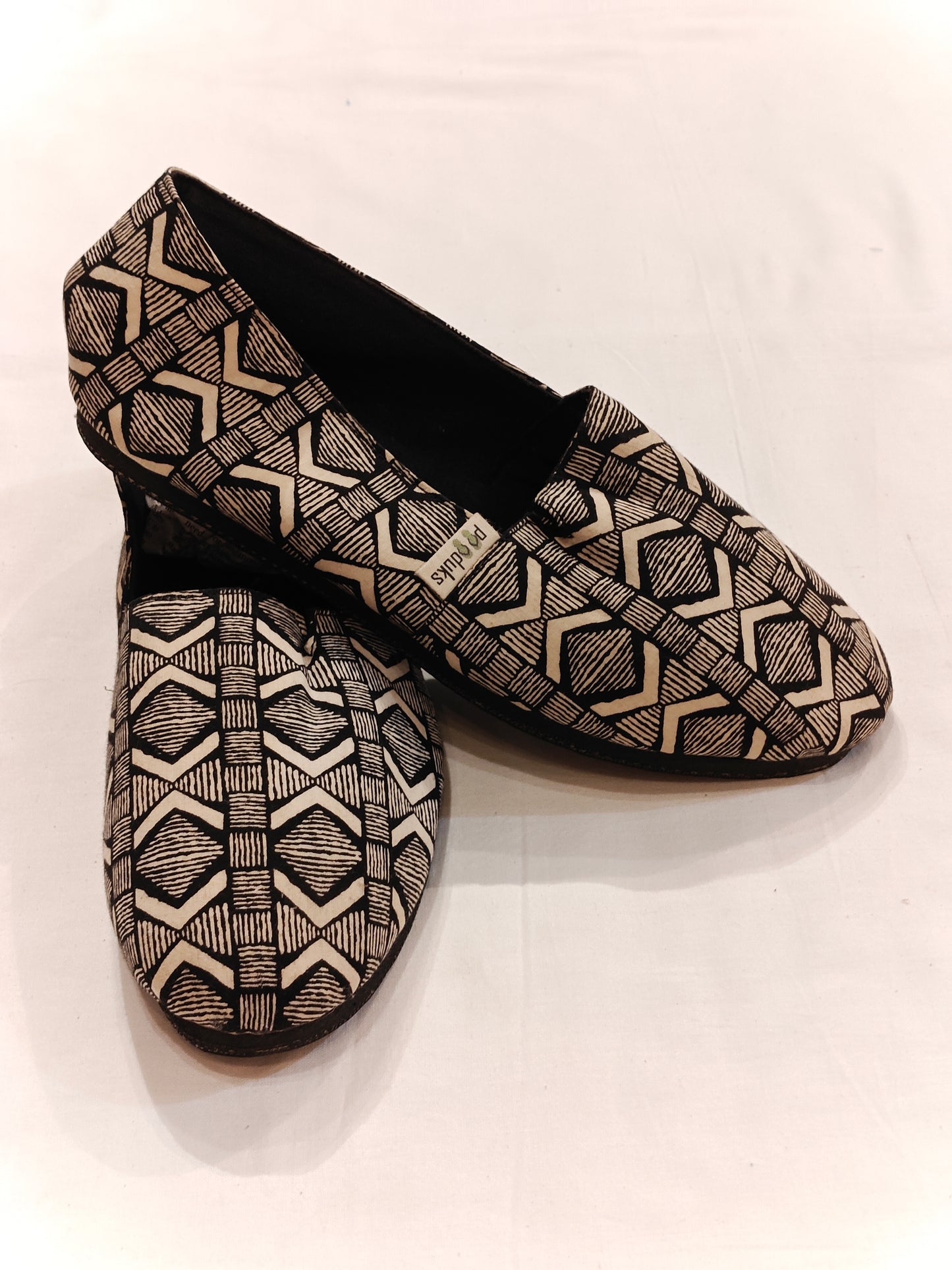 Beige black geometric patterned mace men's shoe with upcycled tyre base