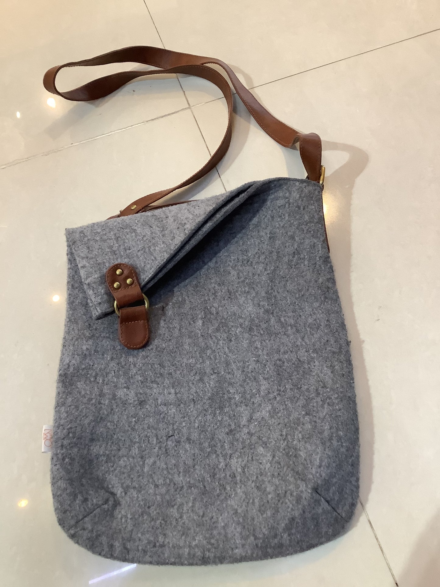 Felt hand bag with foldable closure