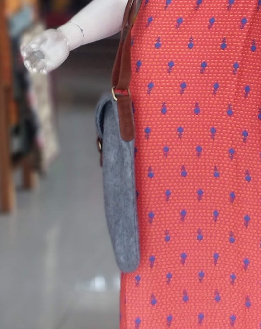 Felt hand bag with foldable closure