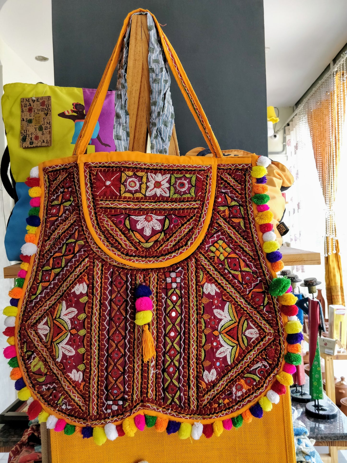 Pom pom hand bag big