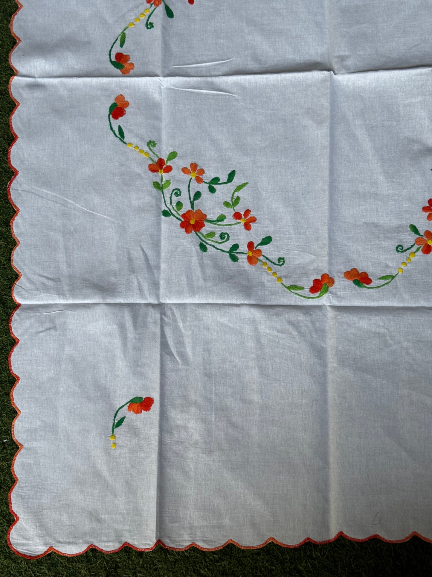 Table covers in hand embroidered cotton with scallop edge