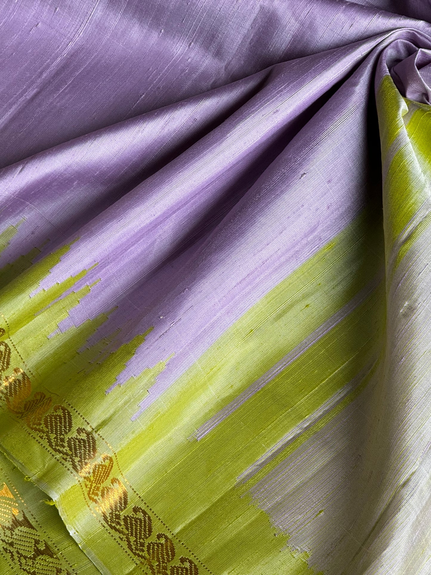 Lavender handloom Gadwal pure raw silk dupatta with green temple kuttu borders