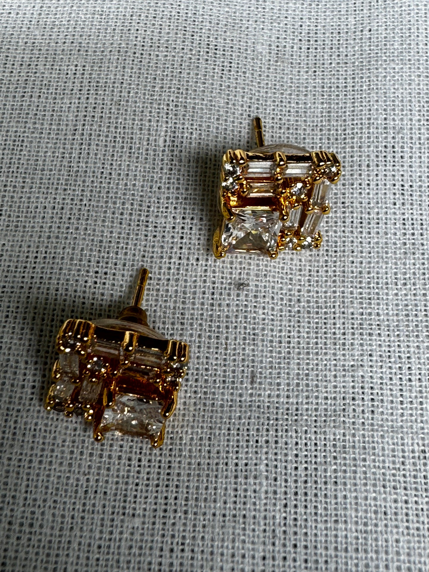 AD stud earrings in gold tone - square