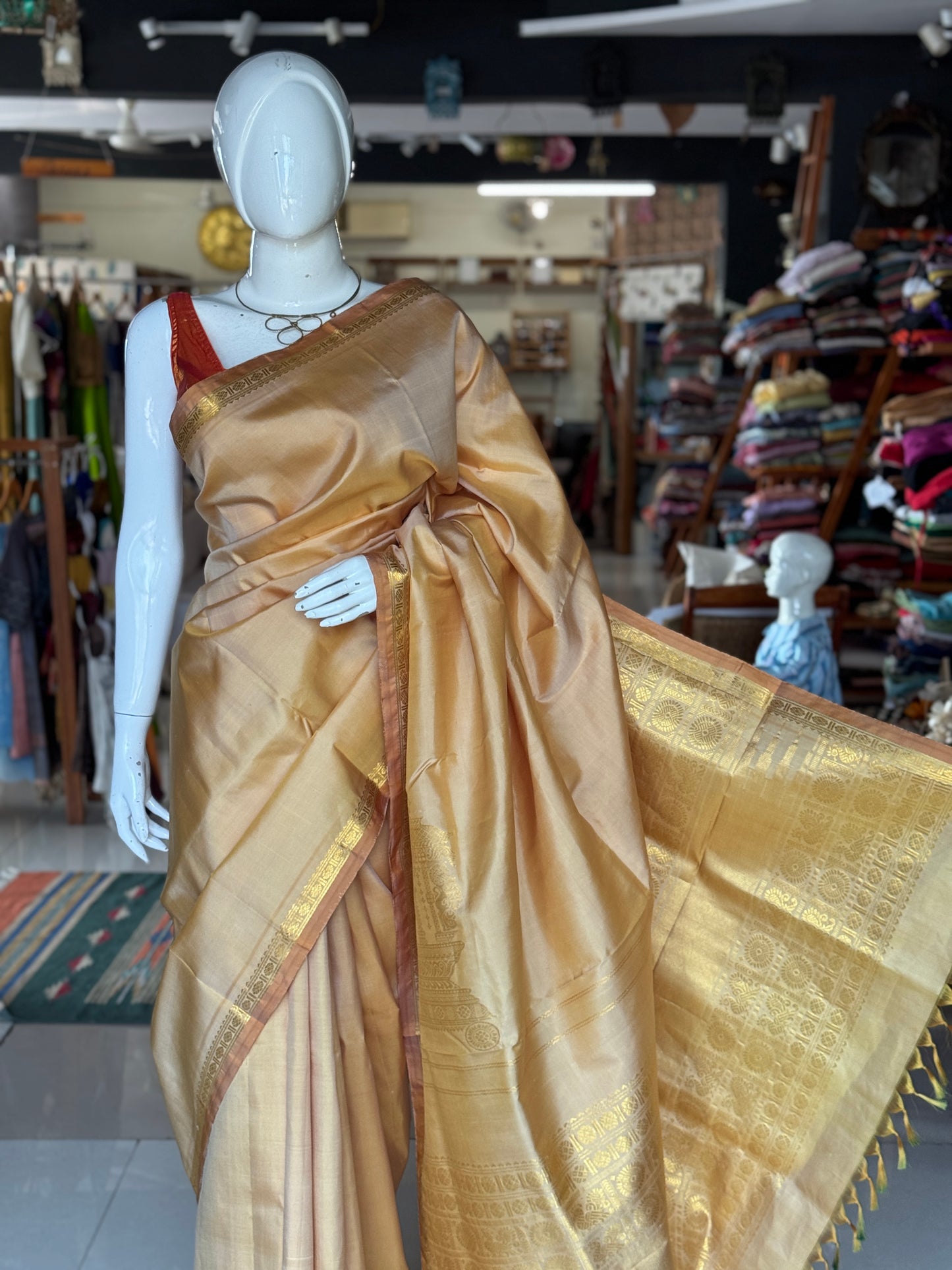 Elegant beige pure silk handloom Kumbakonam pattu saree with rath chariot palla