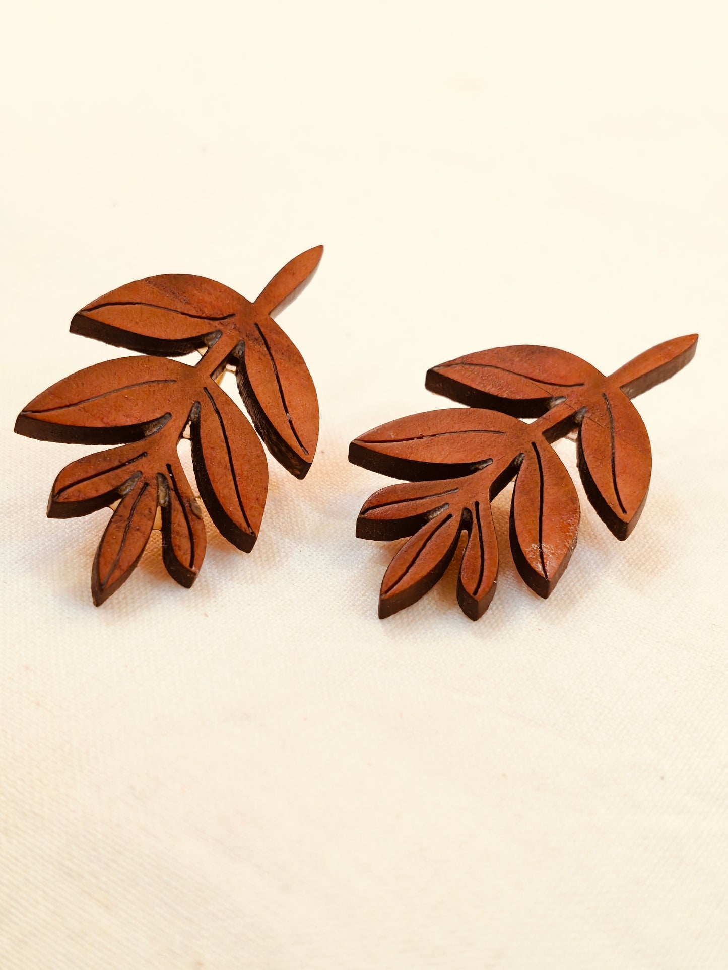 Leaf design earrings in wood