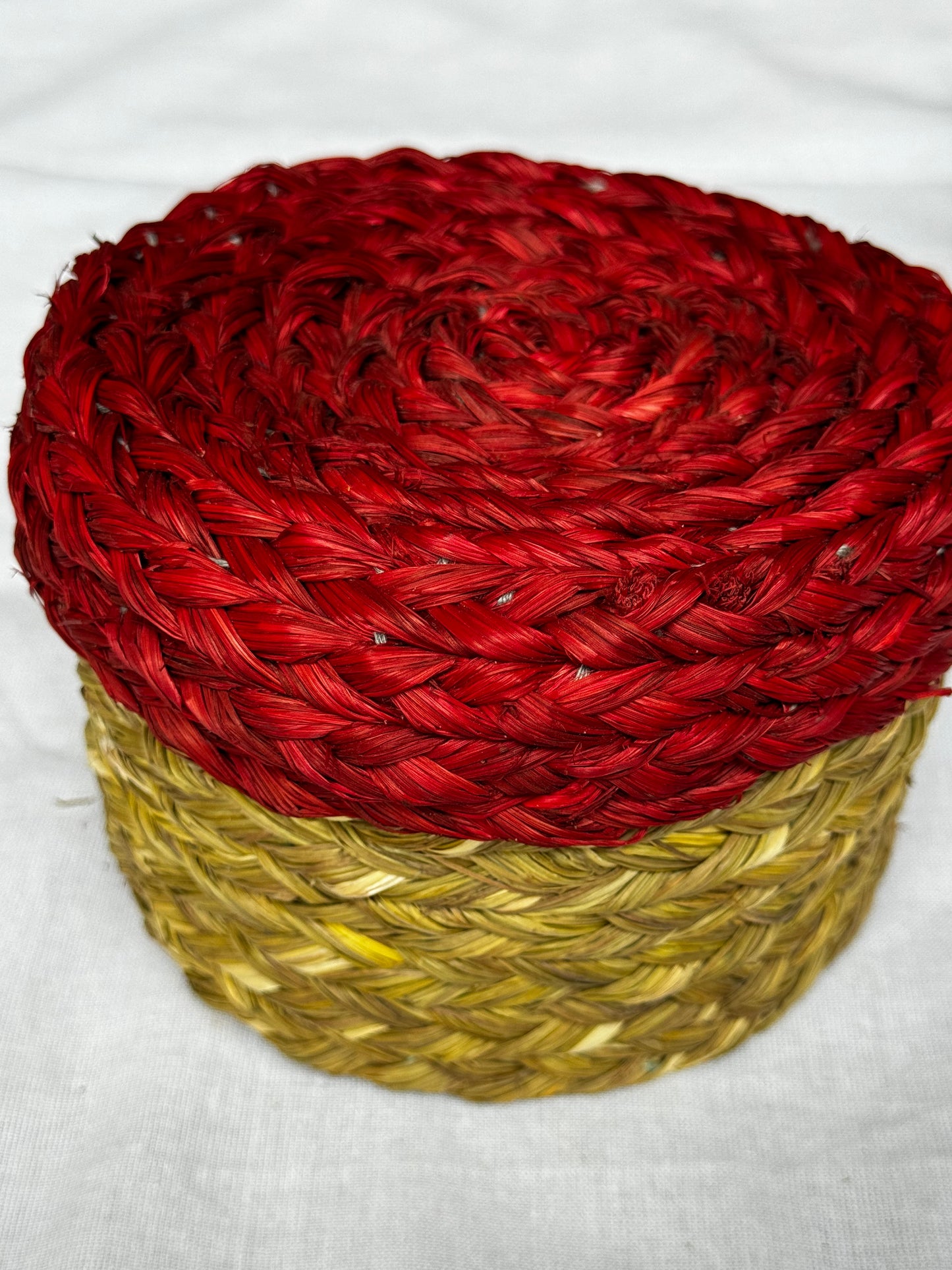 Sabai Grass round shape box with colour lid